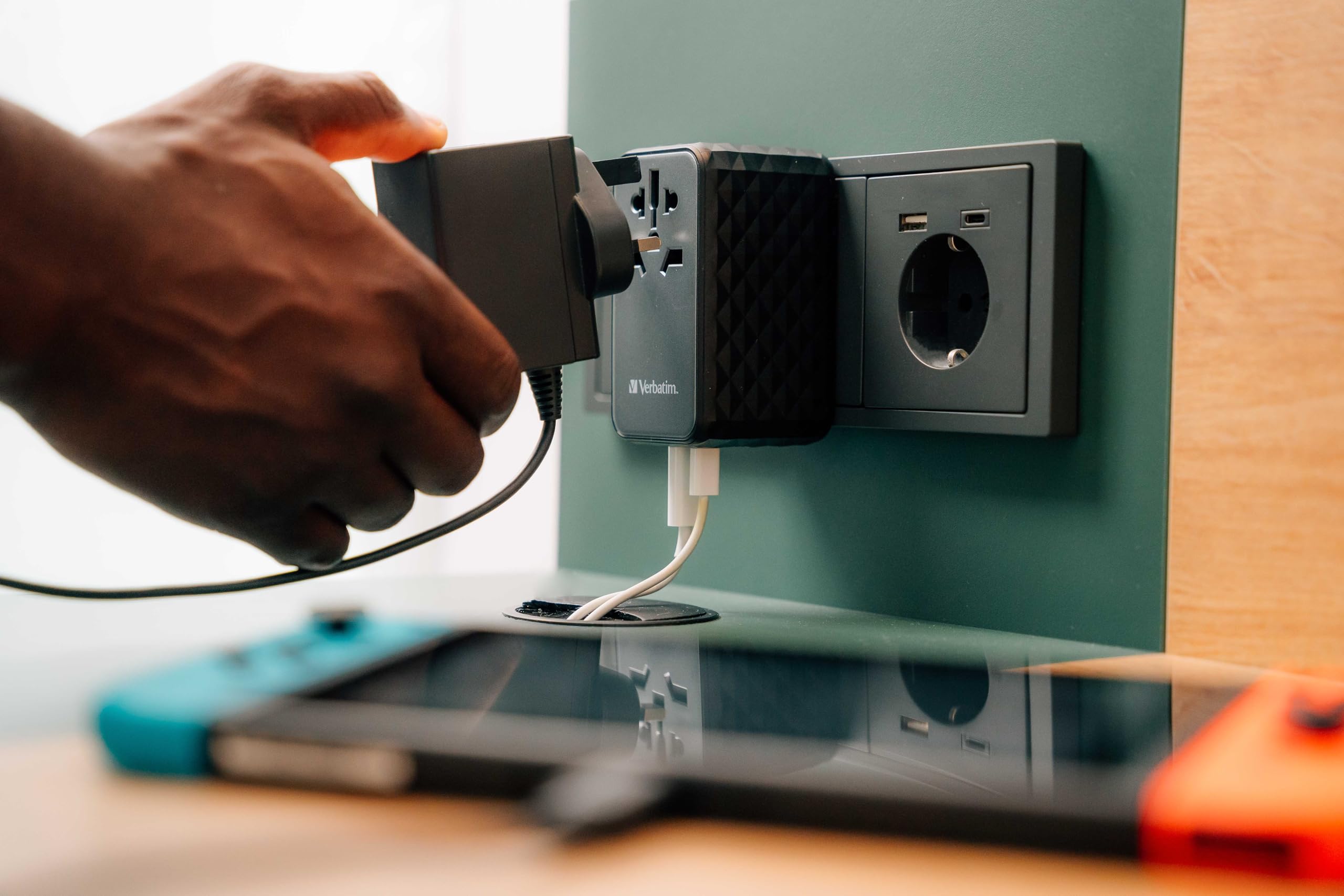 Verbatim UtA-10 - Alimentatore - Gan Iii, Universale - 140 Watt - 10 A - Power Delivery 3.1, Pd/pps, Qc 3.0, Qc 4+, Apple Fast Charge, Bc 1.2, Fast C | Adattatore per presa GaN con USB-C, USB-A e sistemi di spina in tutto il mondo per viaggi e ricarica mo