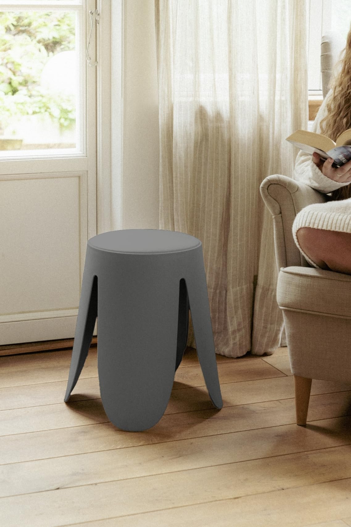 WENKO Comiso taboret łazienkowy, obciążenie do 180 kg, z wyściełanym siedziskiem i antypoślizgowymi nóżkami, Ø 44,5 x 46 cm, szary