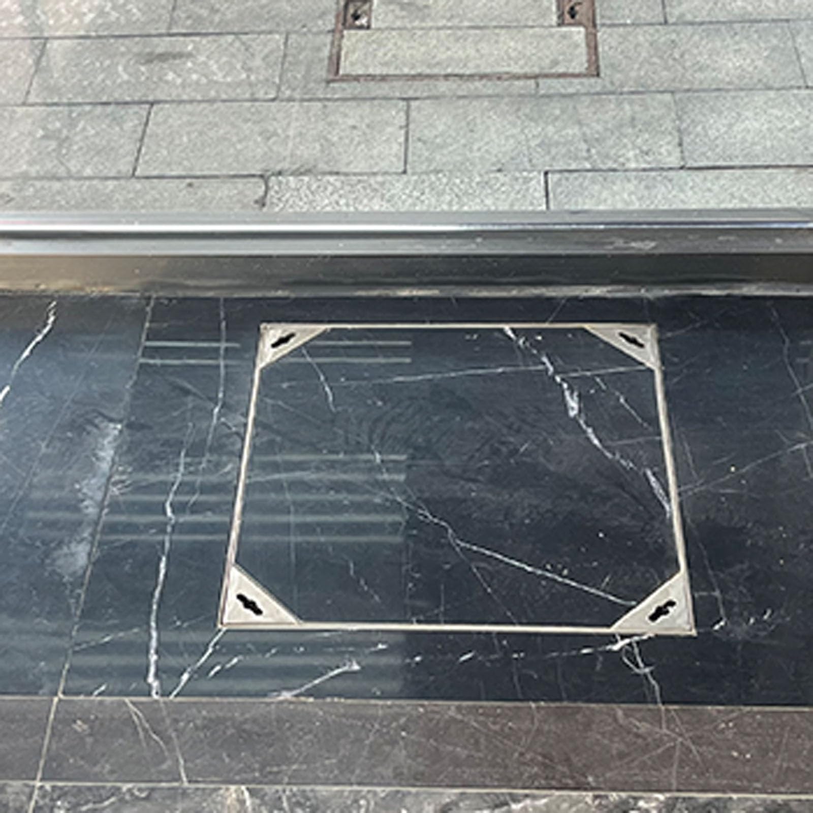 Couvercle de trou d'homme carré encastré avec trous de traction anti-odeur en inox