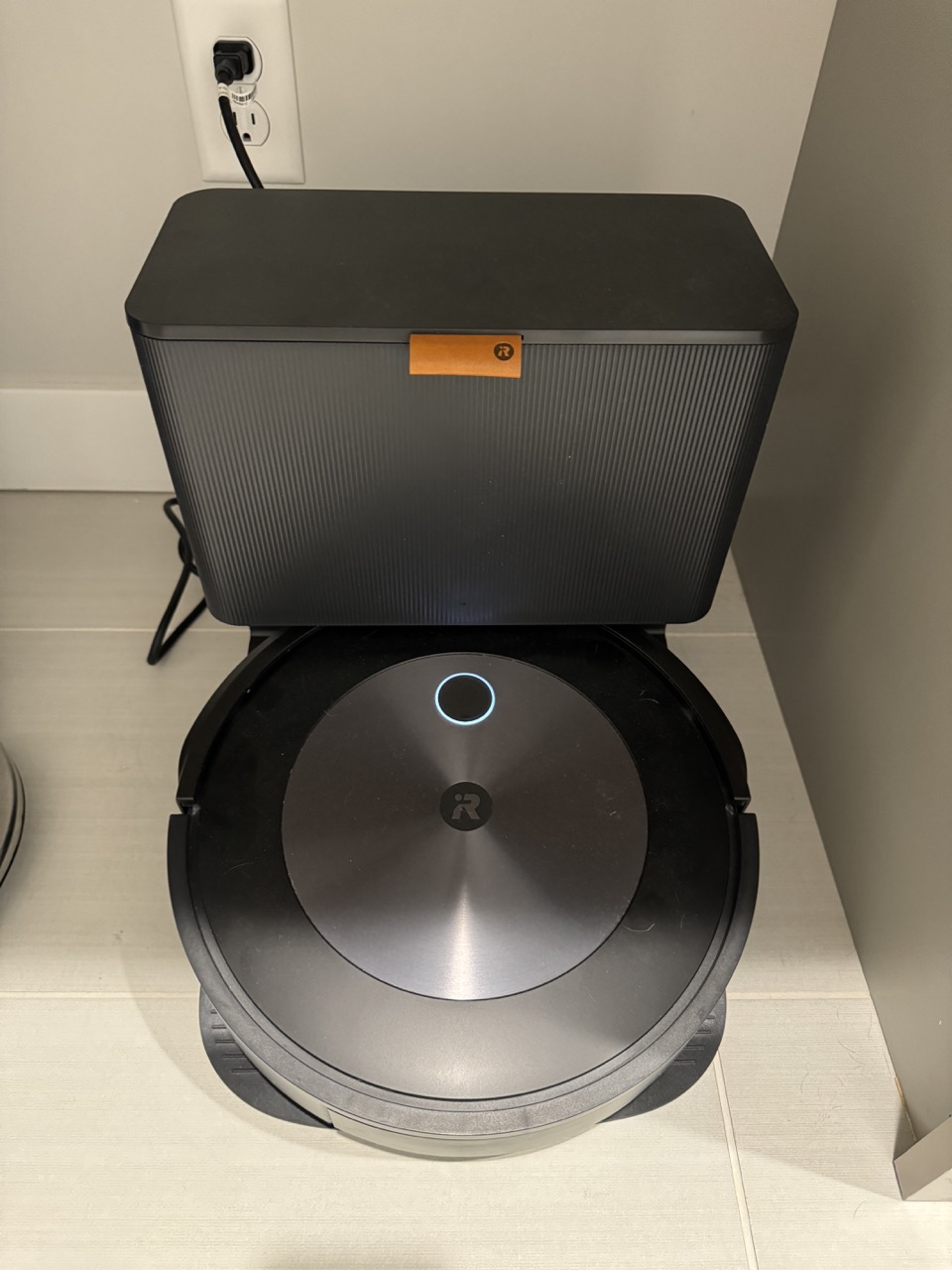 海外限定モデル　Roomba j6自動ゴミ収集機能付き Amazon.com - iRobot Roomba j6+ Self-Emptying Robot Vacuum