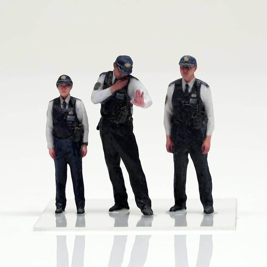 Amazon.co.jp: 1/43 高精細彩色済フィギュア3体セット 警視庁001