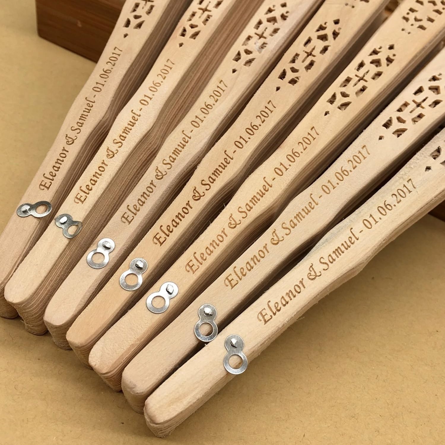 Ventagli Personalizzati Bomboniere for Ospiti Ventaglio in Legno Sfuso, Nomi Personalizzati for Coppie di Feste di Matrimonio Bomboniere Estive Regali Rustici con Sacchetti di Filato(50pcs)