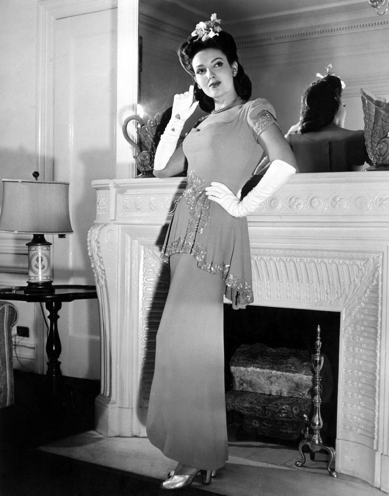 Amazon.com: Posterazzi Linda Darnell In Sequined Evening Gown 1945 Photo  Poster Print, (16 x 20): Posters & Prints