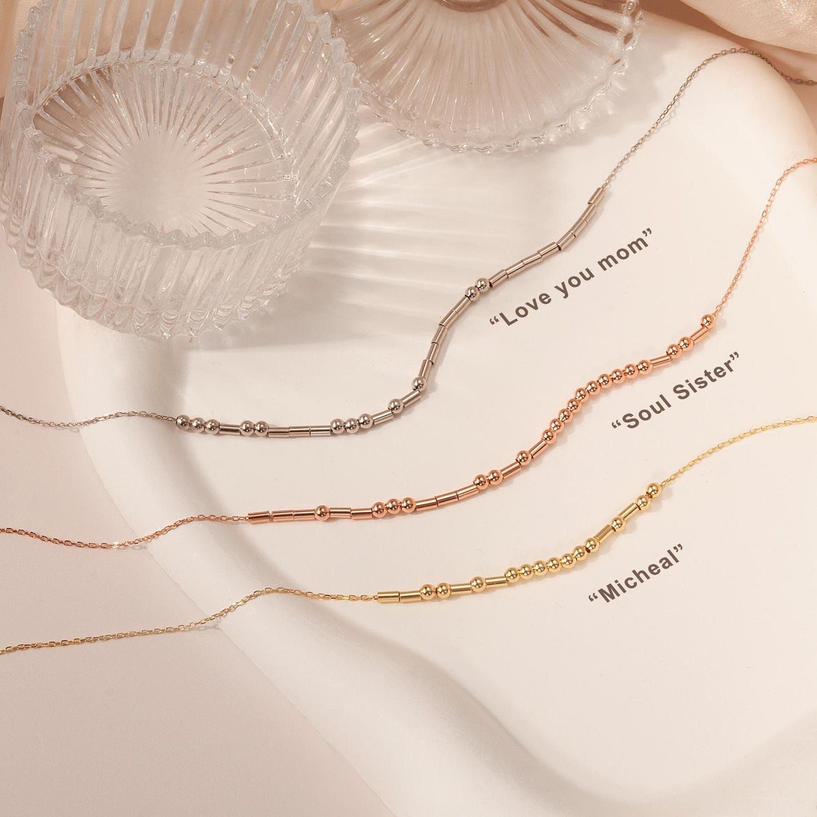 Halskette mit Name und Botschaft, Familienmotiv, minimalistischer Stil