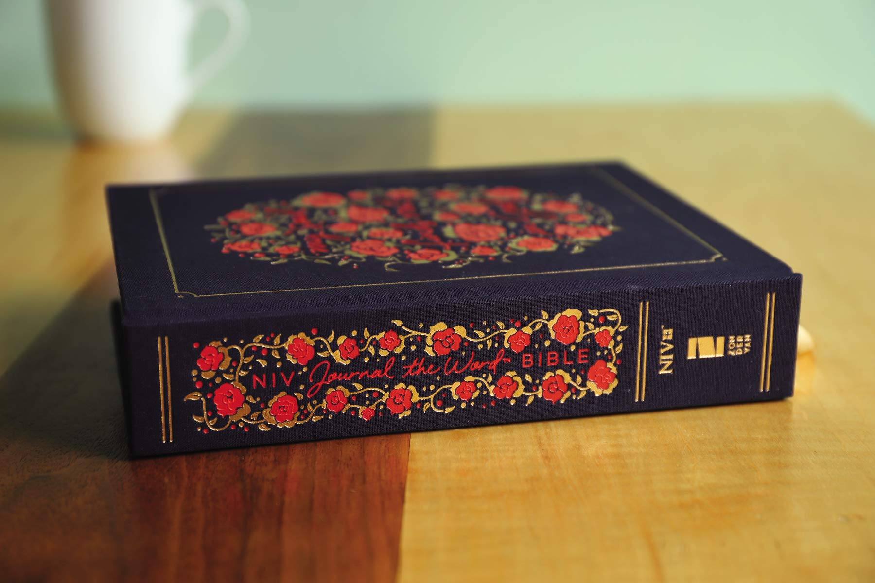 NIV, Journal the Word Bible for Women, Cloth over Board, Navy, Red Letter, Comfort Print: 500+ Prompts to Encourage Journaling and Reflection - Image 4