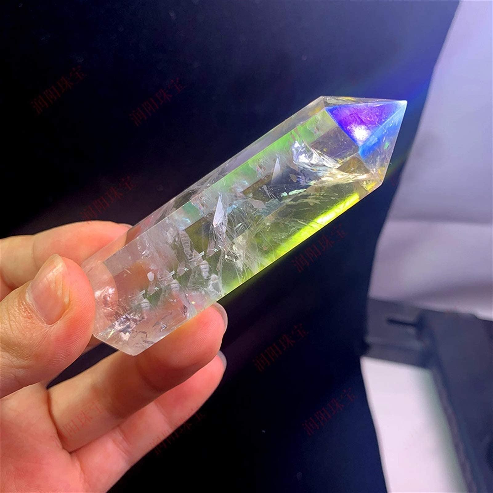 Cristal de roche arc-en-ciel en pointe pour decoration d'aquarium zen