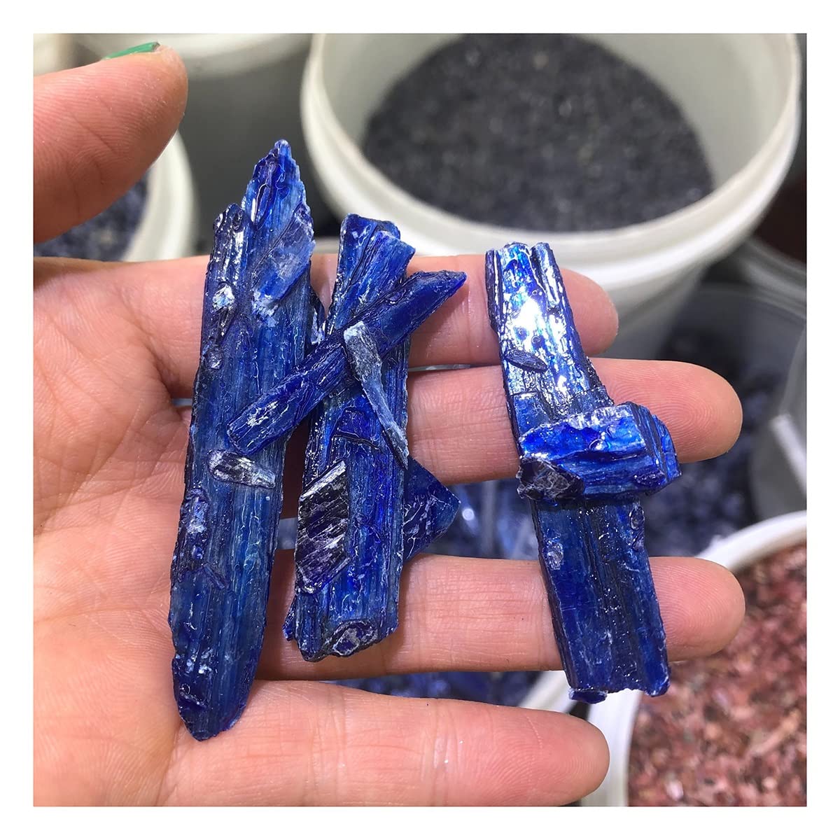 Cristales de aguamarina natural para decorar el salón y crear un ambiente zen en casa