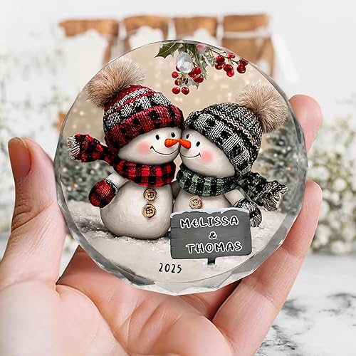 Miniatura 4 de NAZENTI Adorno personalizado para pareja de muñeco de nieve 2025, adornos de Navidad de vidrio personalizados con nombres, decoración navideña para