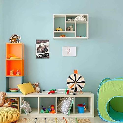 Miniatura 5 de Disney Pixar Cars Tow Mater Mechanic On Duty - Letrero de metal en relieve, vintage para dormitorio o garaje