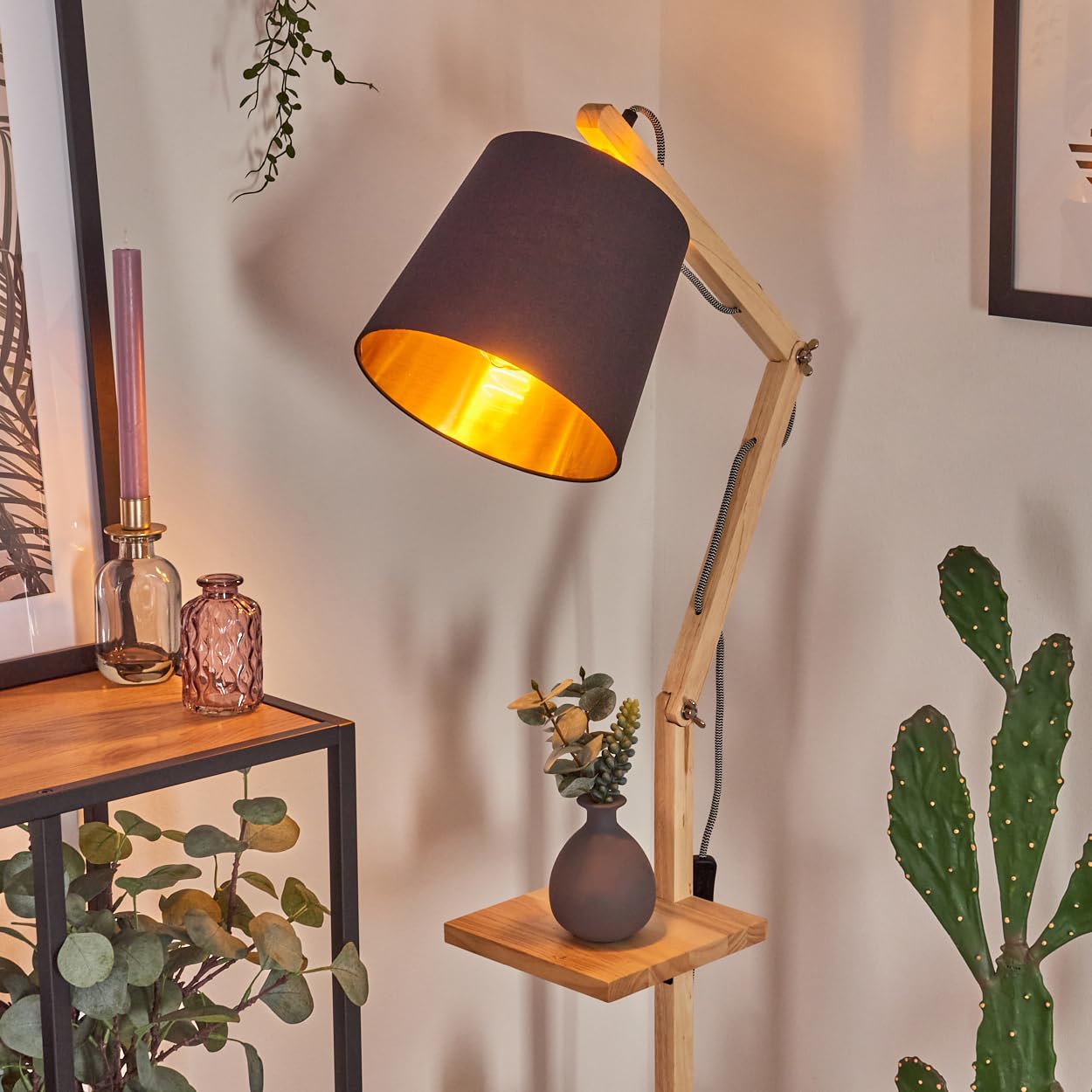 HOFSTEIN Lampa stojąca Tukchor, drewniana / metalowa / naturalna tkanina/czarna/złota, regulowana lampa z półkami i przełącznikami, 152,5 cm, E27, salon, sypialnia, jadalnia