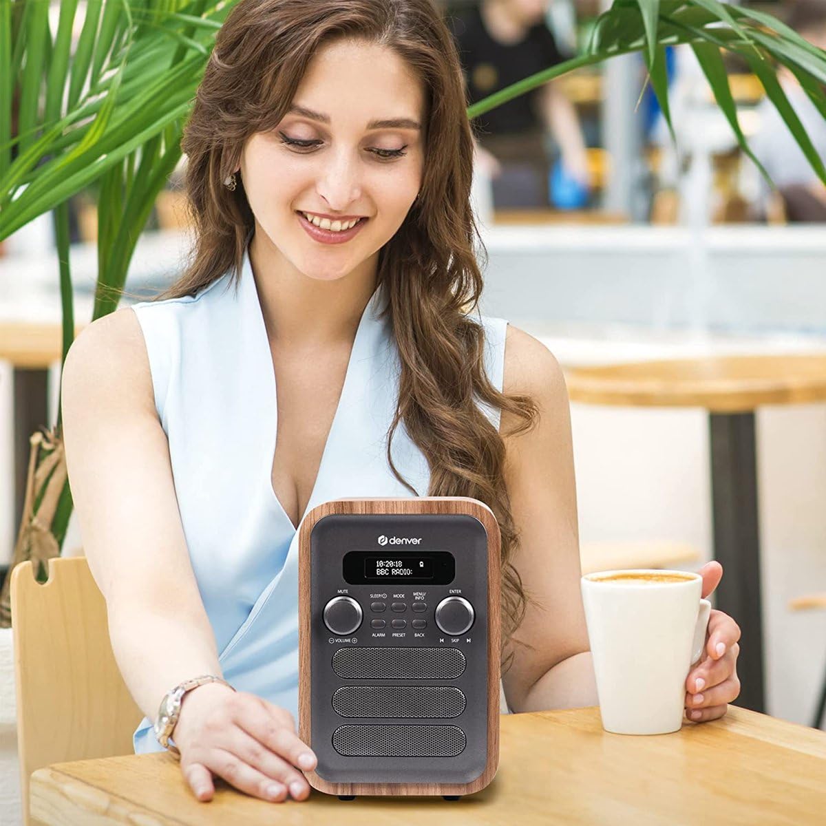 Radio digitale DAB+ e FM. Denver DAB-48GREY. Sveglia. Connessione Bluetooth. Volume: 2,5 W. Telecomando incluso. Grigio.