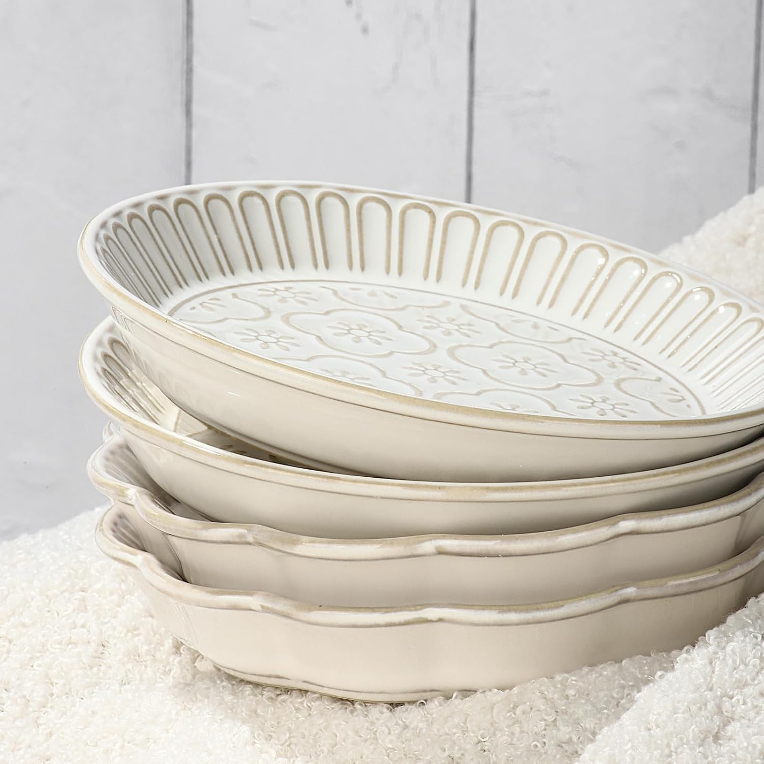 Shallow Cat Food Bowl Embossed, 6.1 inch Ceramic Cat Bowls for Food and Water, Set of 2 Wide Whisker Fatigue Pet Dishes Food Plates for Cats Small Dog Puppies Kittens