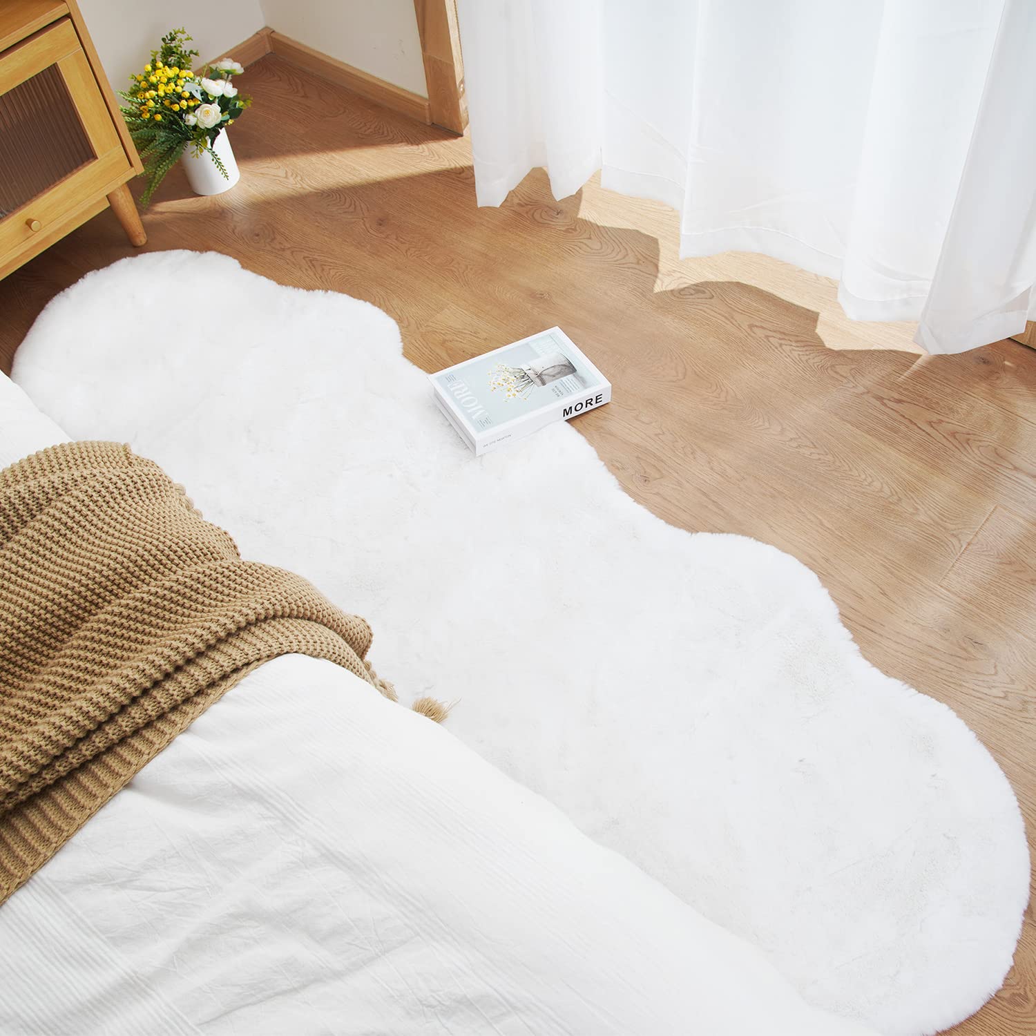 Ghouse Faux Tappetto di Pelle di Pecora Tappeto a Pelo Corto Lavabile Fluffy Uni Effetto Pelliccia Antiscivolo Facile da Pulire, Dimensione: Pelliccia Sintetica 60 x 180 cm, Colore: Bianco