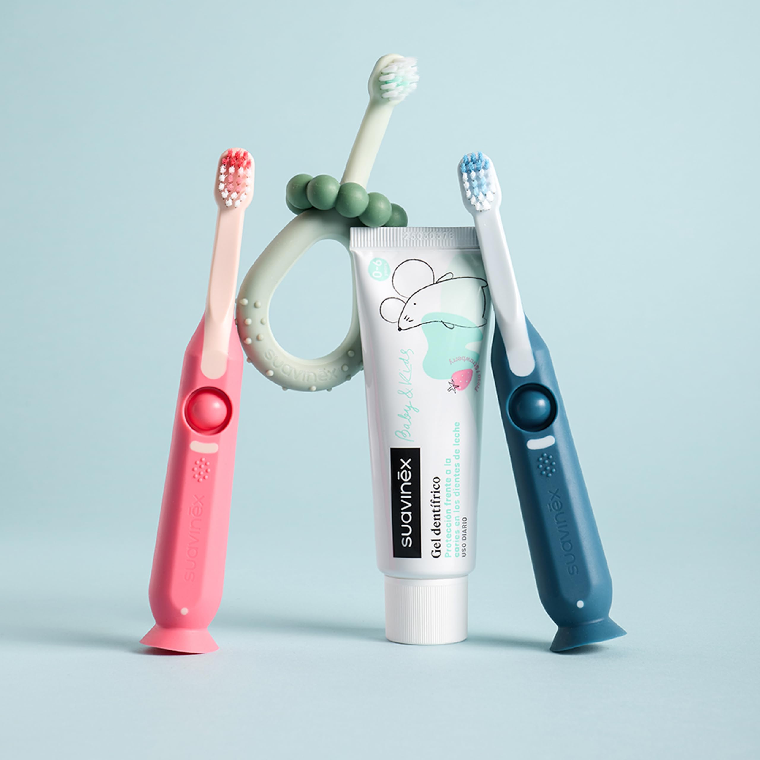 Suavinex, Pasta Dientes Bebés y Niños 1000ppm Flúor, desde el 1er Diente hasta 6 Años, Sin Gluten, Previene Caries y Cuida las Encías, con Xylitol y Agua de Mar, Gel Dentífrico Sabor Fresa, 50 ml