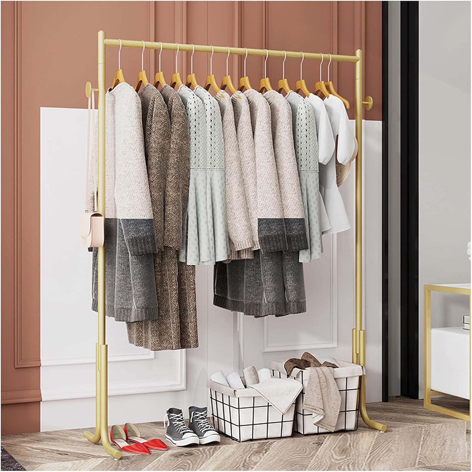 Présentoir à vêtements en métal robuste pour chambre à coucher épurée