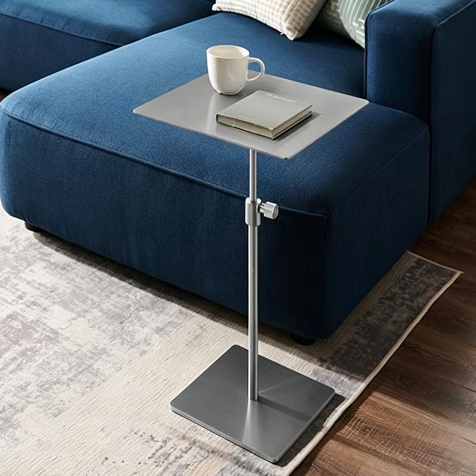 Table relevable pour petit balcon résolvant le manque de place grâce à sa hauteur réglable