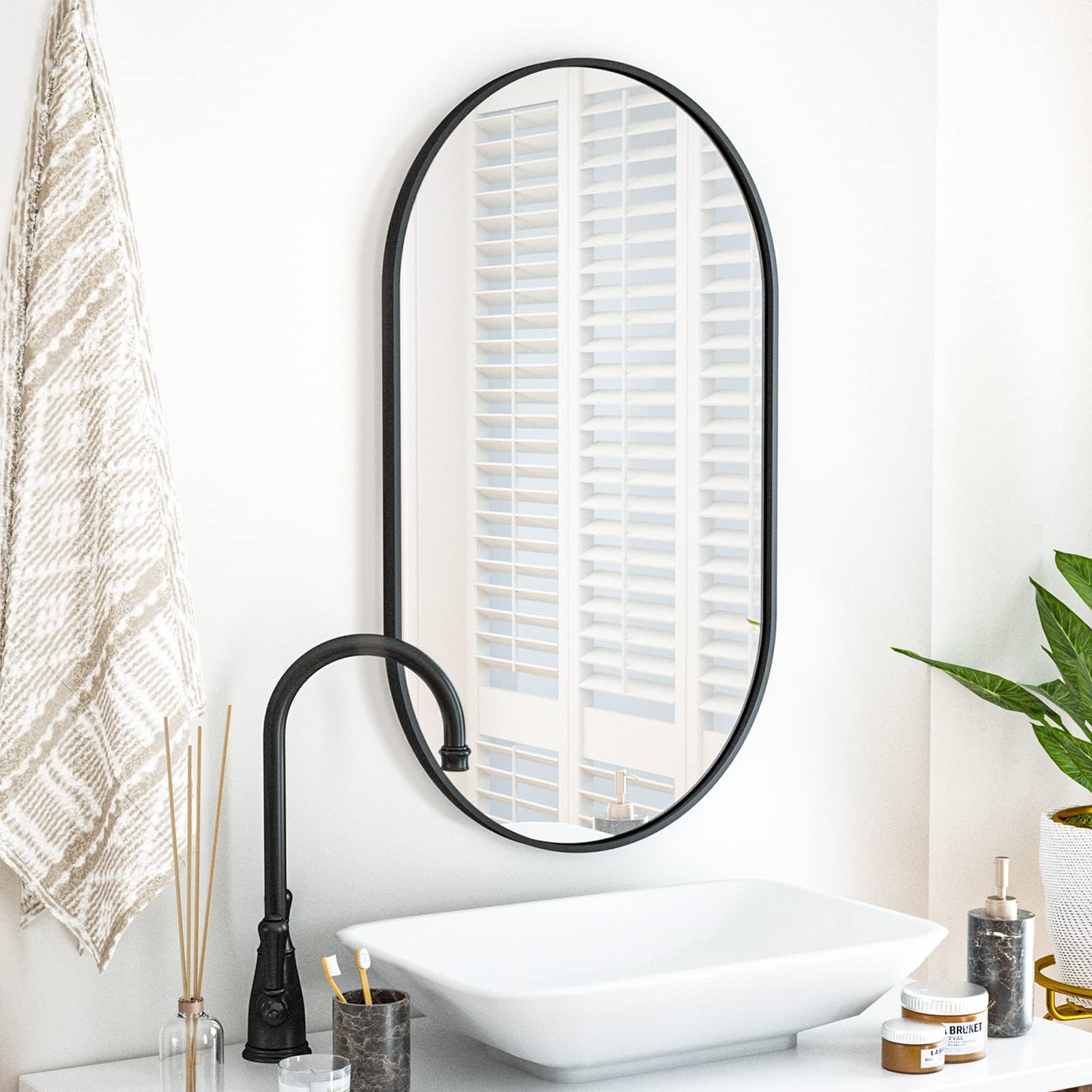 Specchio da parete ovale con telaio in metallo – Specchio da bagno in design moderno, montaggio a parete, Nero o Oro (Nero, 80 x 40 cm)
