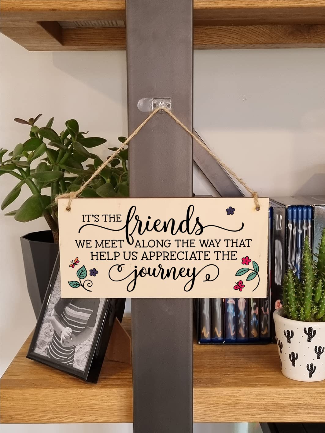 Targa Decorativa In Legno Con Frase Divertente: 'Friendship Is Like Peeing Your Pants' – 15x25 Cm, Stampa UV, Pronta Da Appendere - 3