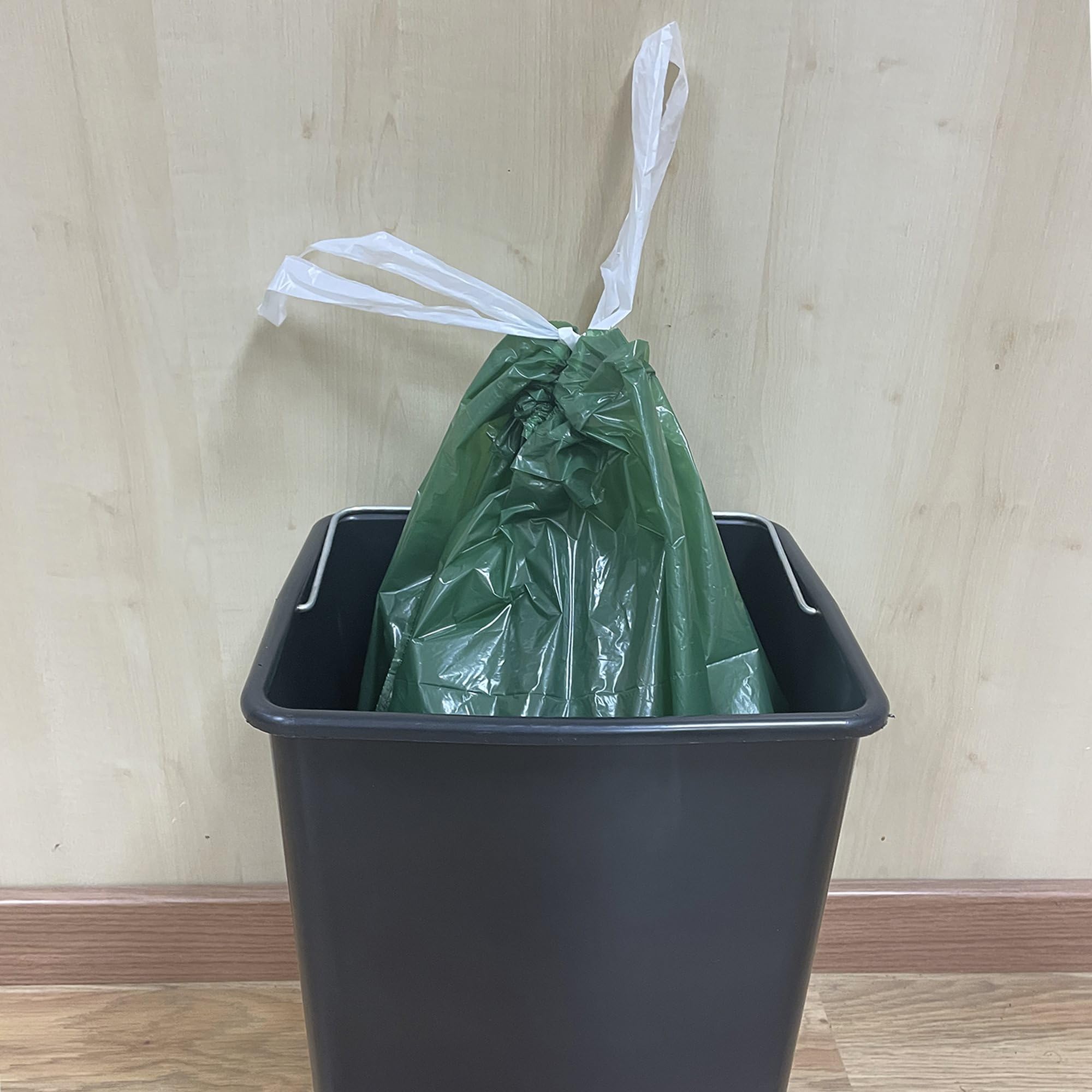 Alfapac - Rollo de 20 bolsas de basura con autocierre, fabricada con materiales 100% reciclados, capacidad 30L, 55x60 cm, color verde