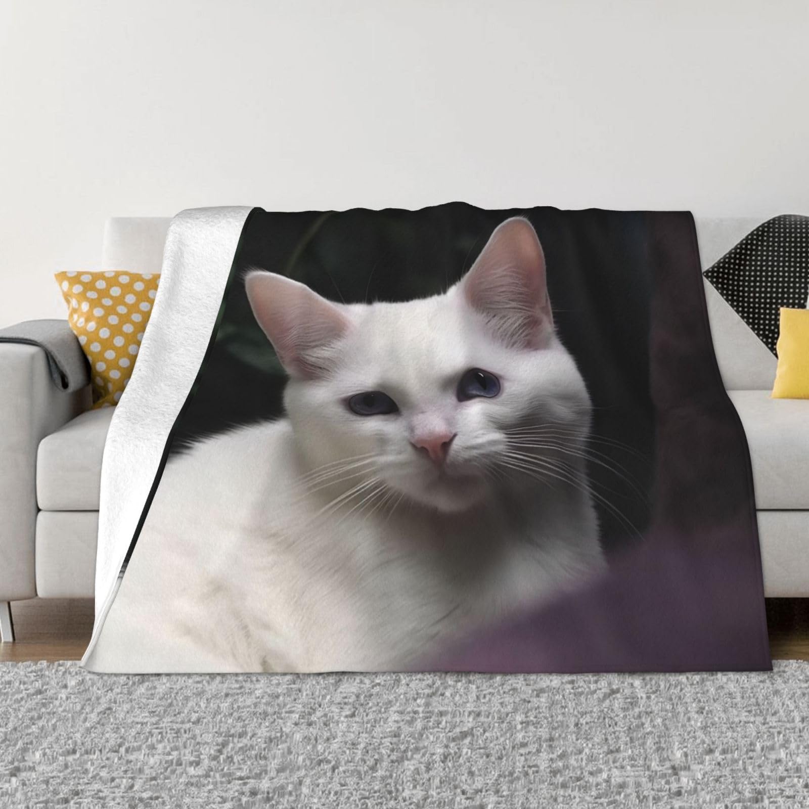Couverture polaire douce motif chat blanc pour vos soirées cocooning sur le canapé