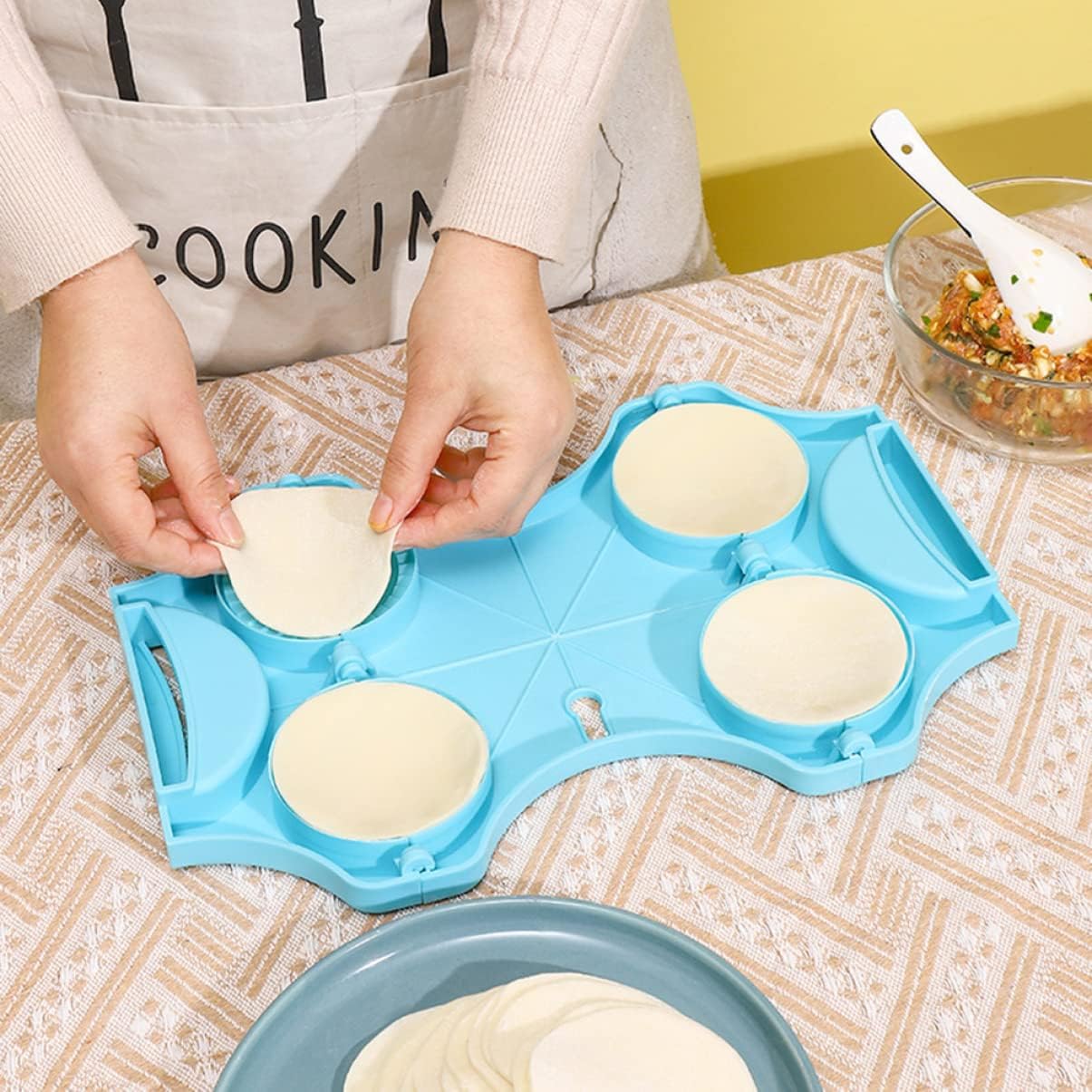 Dumpling Maker Manual Dumpling Mold Portable Kitchen Tools for Effortless Dumpling Wrapping Beautiful Design for Convenient Use Present for Cooking Enthusiasts
