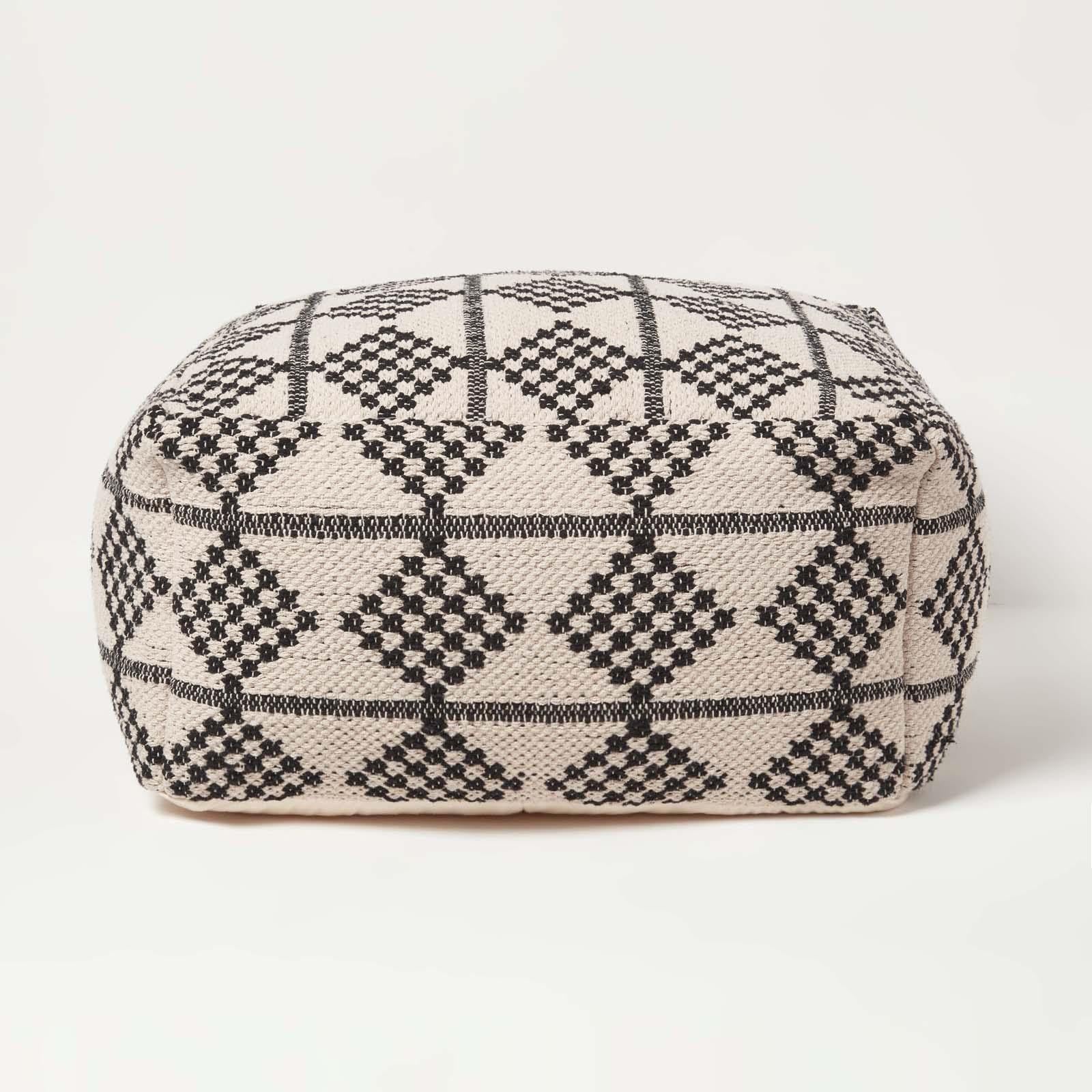 Pouf repose pied noir et beige en coton pour salon et coin lecture cosy
