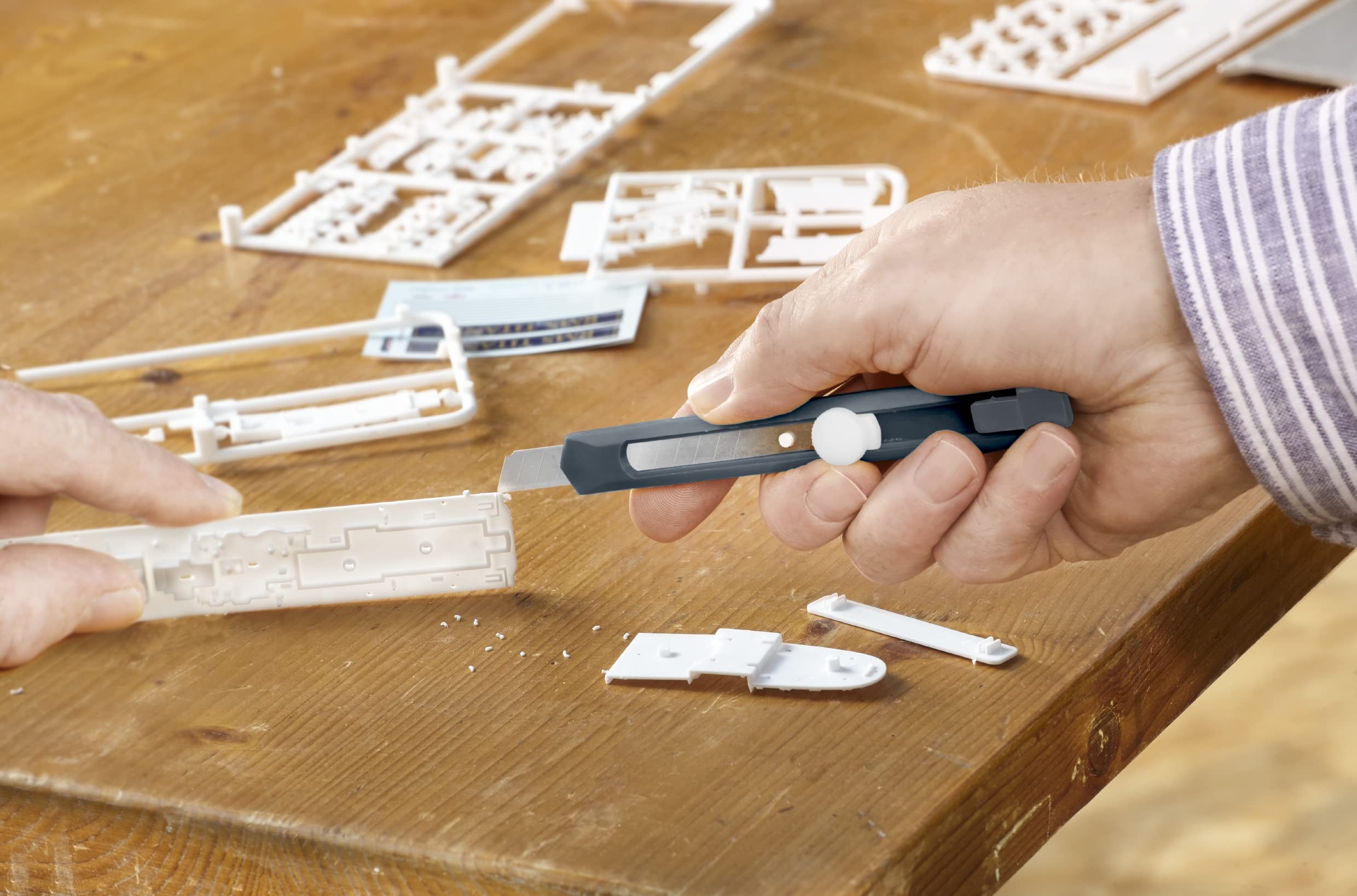 KWB Cutter Avec Lame Sécable 18 Mm (extra Tranchant, Fonction De Verrouillage), 18 Mm