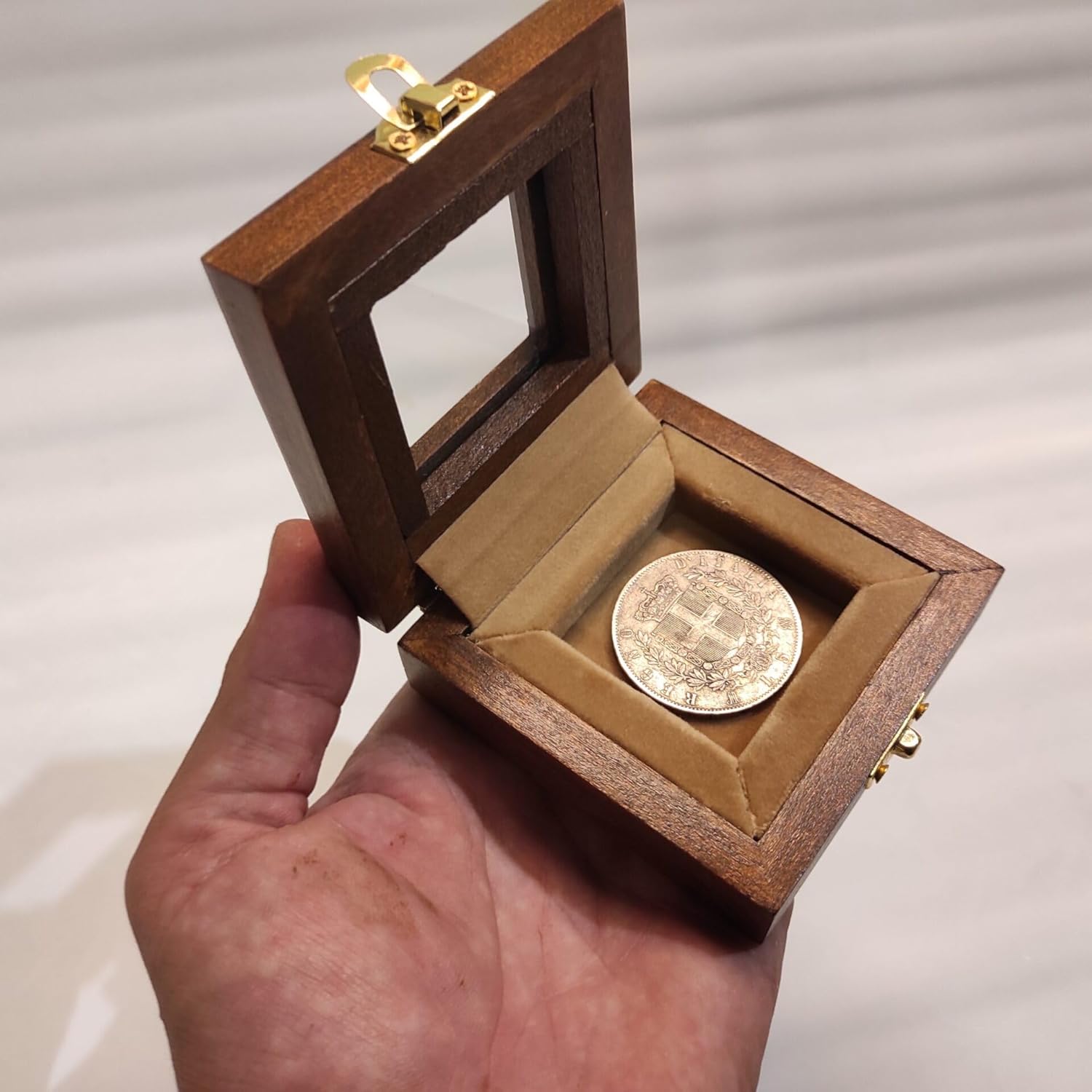 木製とガラスケース コインやメダル用 (1箱 42x42mm) イタリア製ベルベット カスタマイズ可 Amazon.co.jp: ミリタリーコイン ディスプレイケース メダルディスプレイ - カスタマイズ可能なガラスディスプレイケース - コレクター用 コインホルダー - ロック可能なケース 5  ...
