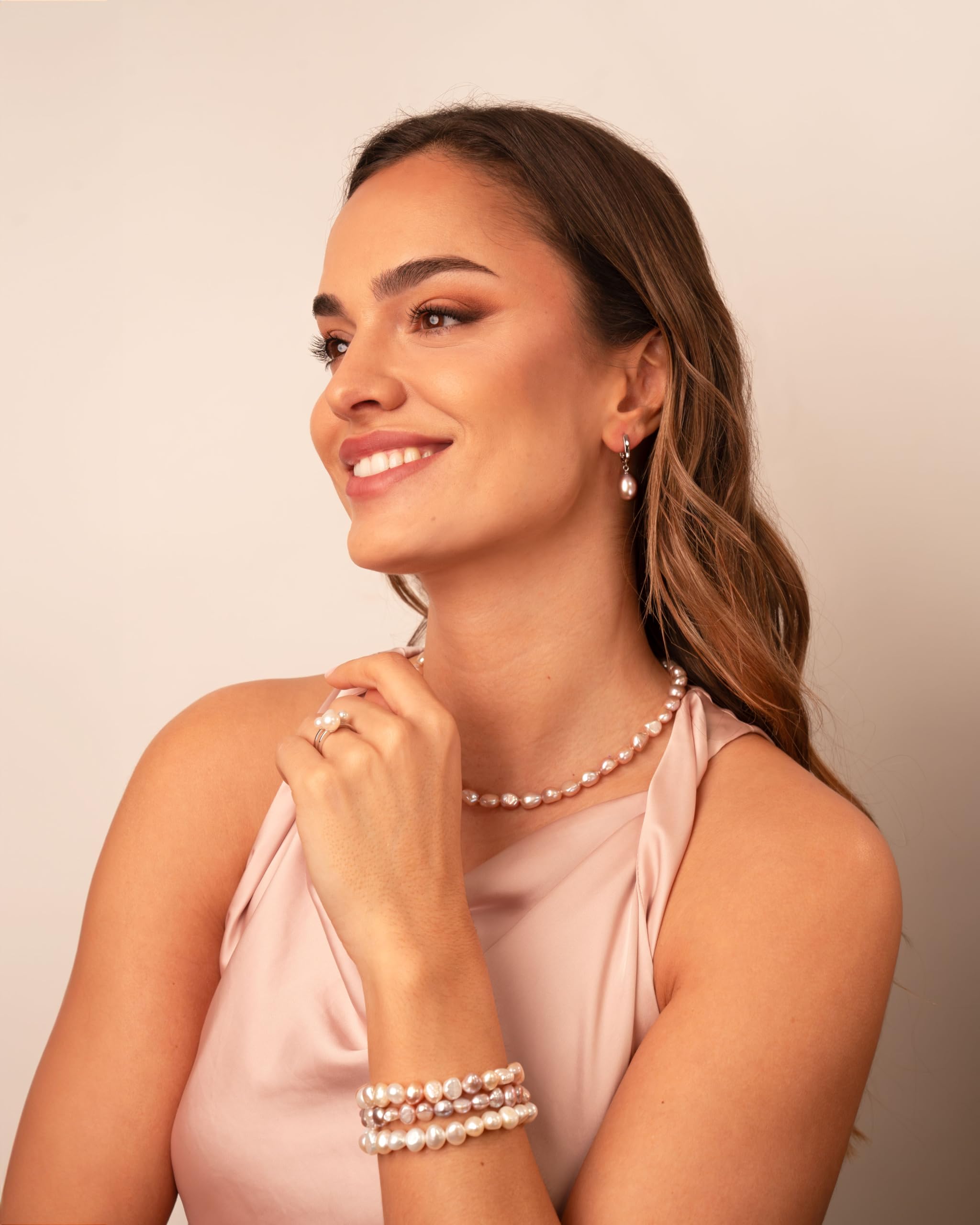Secret & You Perlenarmband mit weißen oder bunten barocken Süßwasserzuchtperlen - Perlen sind 8-9 mm 22 Perlen insgesamt -18cm Elastisches Band - In verschiedenen Farben erhältlich