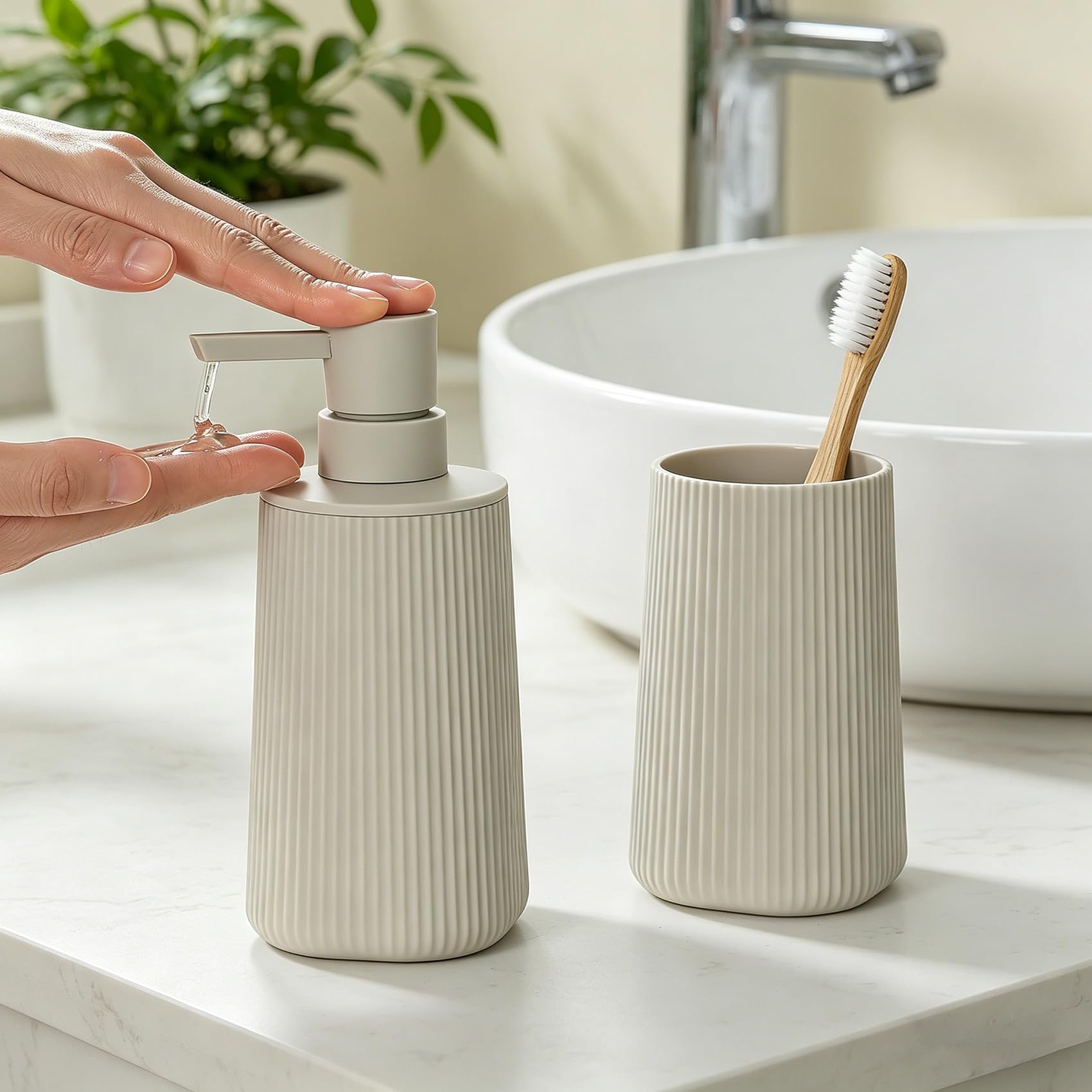 GAHEFY Juego de 2 accesorios de baño con dispensador de jabón de 250 ml y vaso para cepillo de dientes, diseño moderno de plástico ABS, para lavabo y bandeja de baño (beige)
