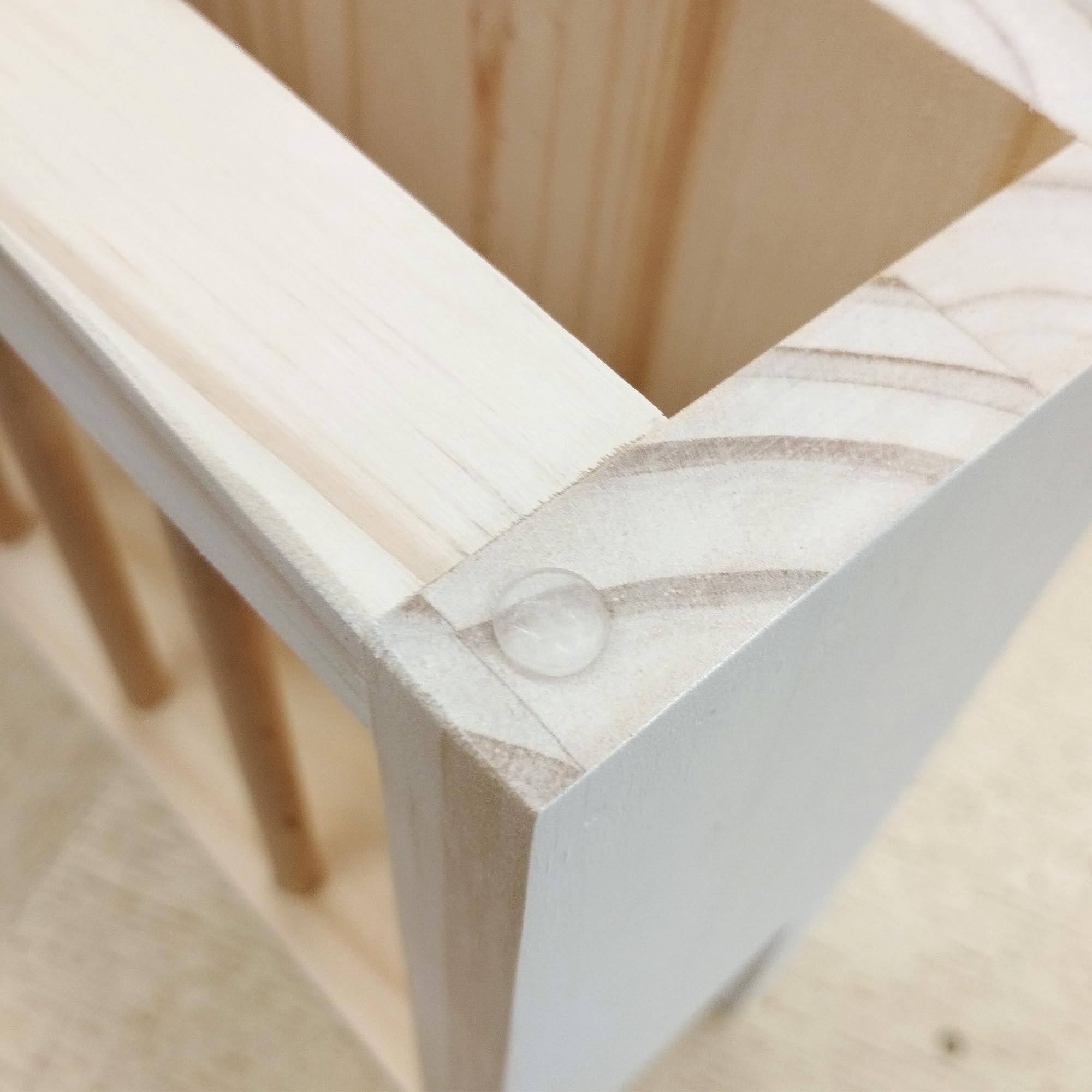 Lettiera artigianale in legno massello per conigli con mangiatoia fieno porta ciotole e beverino acqua (C5 Bianco Satinato)