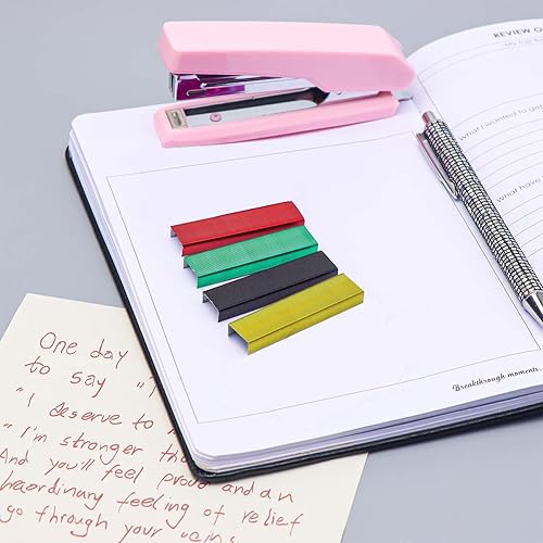 Miniatura 10 de 4000 grapas verdes, juego de grapas estándar 266, grapas de colores de 14 de pulgada de longitud para suministros de oficina en casa, 1000 grapas