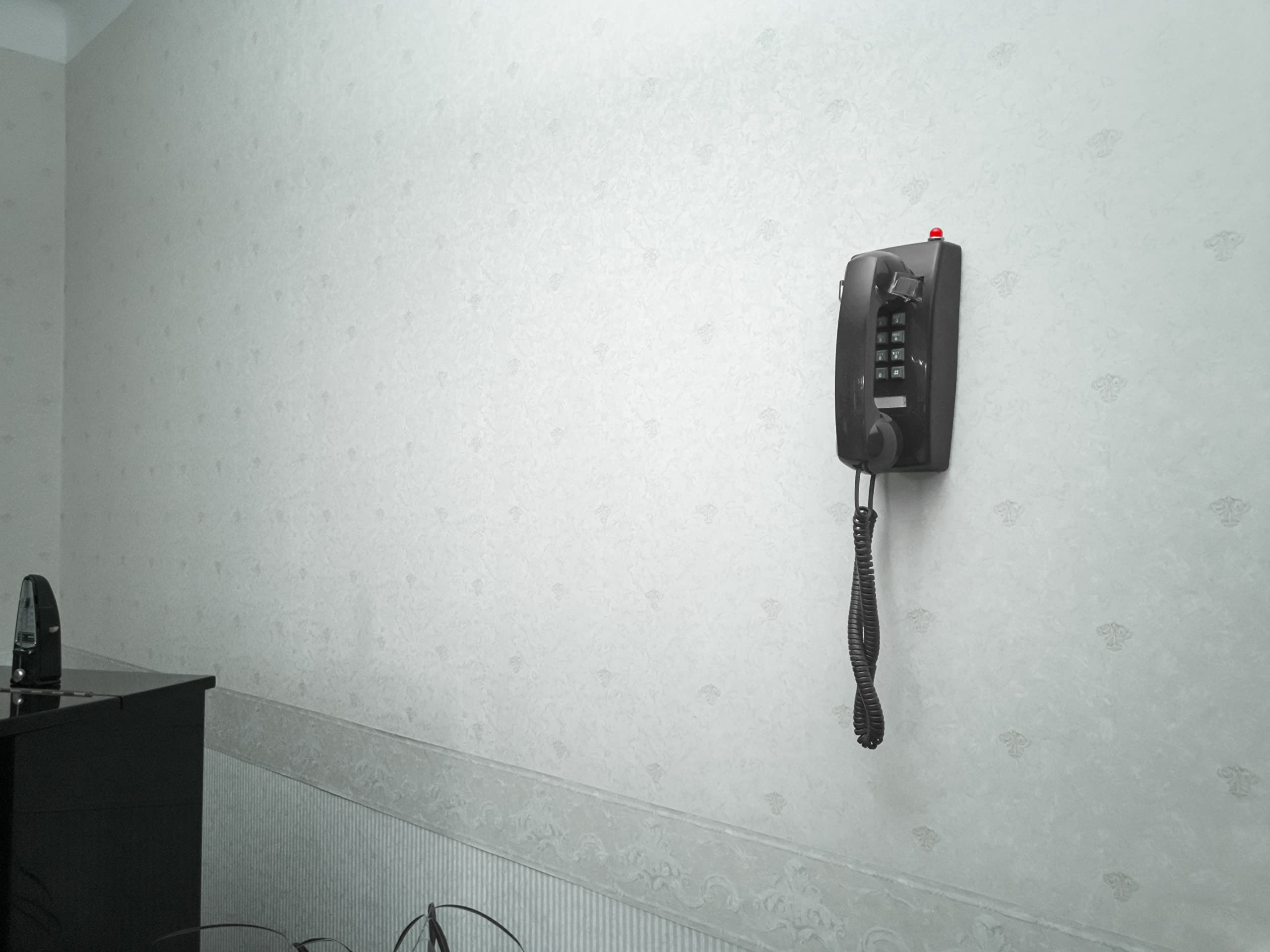 Opis WallFon Cable in Schwarz : Kabelgebundenes Nostalgie Wandtelefon für echte Retro Liebhaber
