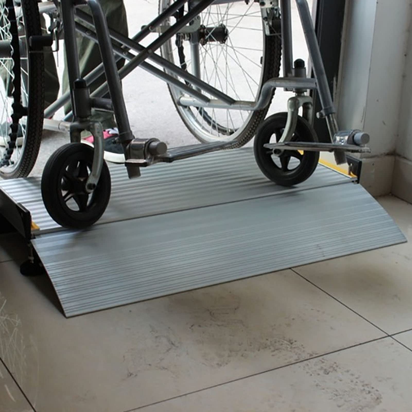 Aluminiowa rampa do wózków inwalidzkich na drzwi, przenośna rampa antypoślizgowa, regulowana rampa progowa do drzwi mostowych, obciążenie 200 kg (kolor: 70 x 74 x 6 cm)