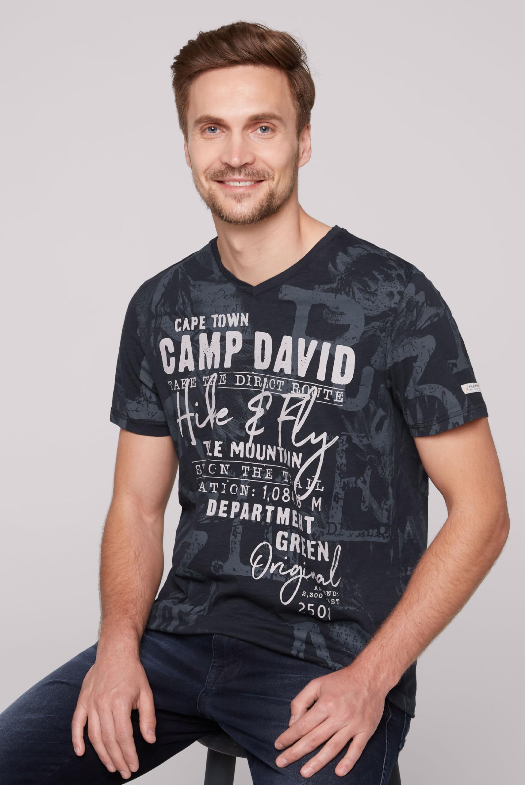 Camp David Camiseta para hombre con cuello en V con todo el estampado