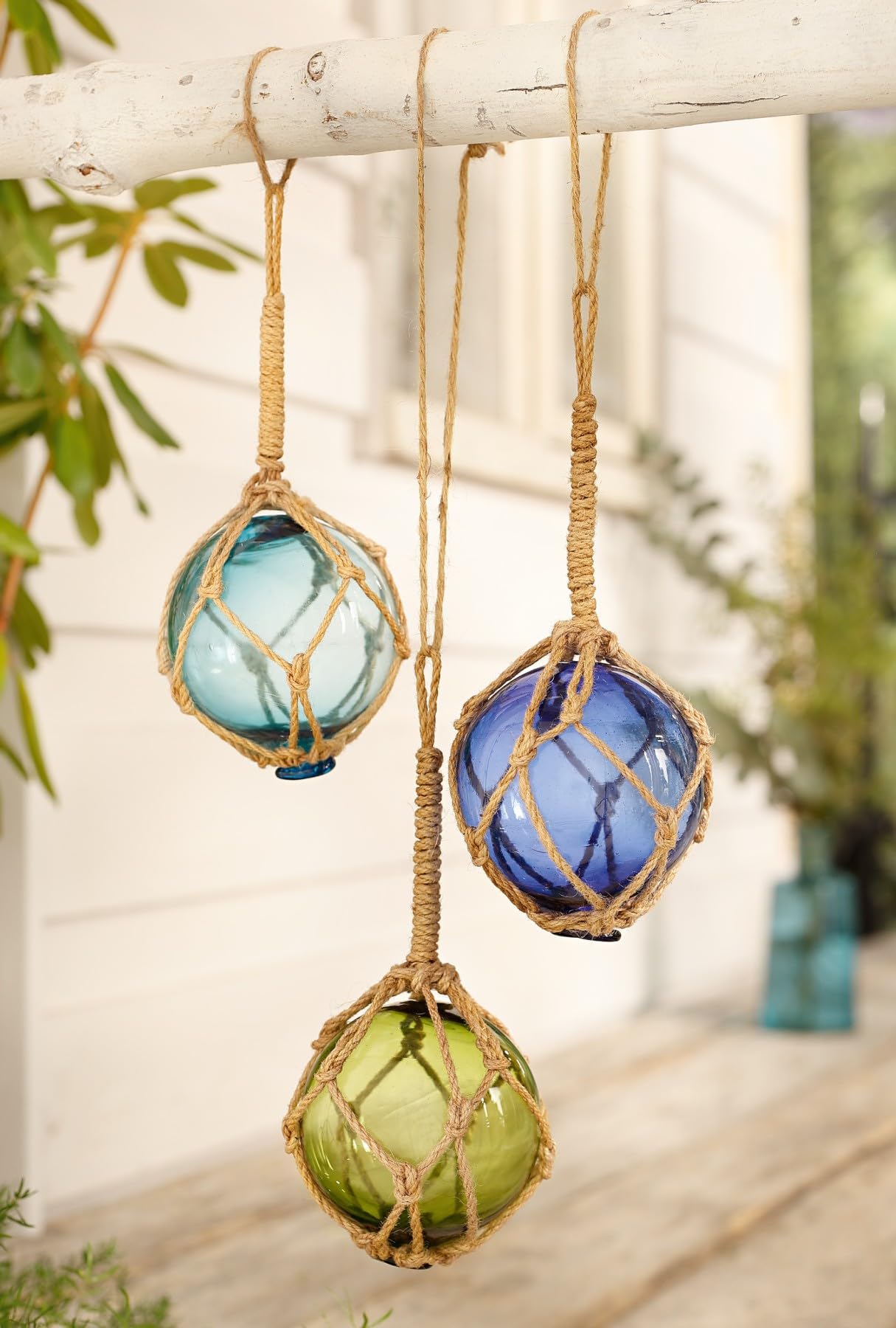 Dekoleidenschaft Lot de 3 boules décoratives en verre dans un filet de pêche, bleu, turquoise, vert, décoration marine pour jardin, décoration suspendue, boules en verre décoratives pour usage