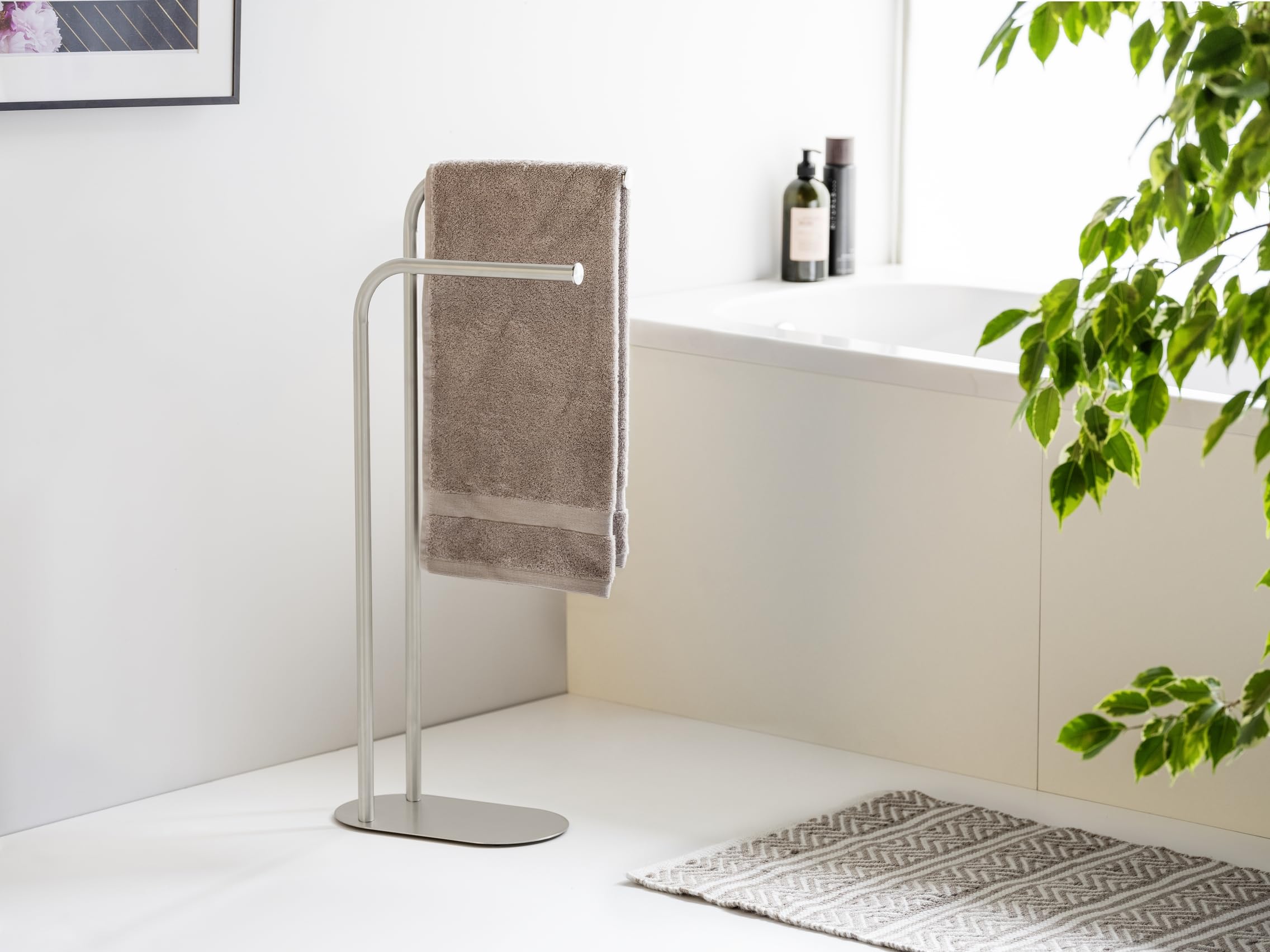 Wenko Portasciugamani MOD. Levante autoportante Design Moderno in Acciaio Inox salvaspazio Metallo Satinato per Bagno 30 x 79 x 17 cm Argento Opaco