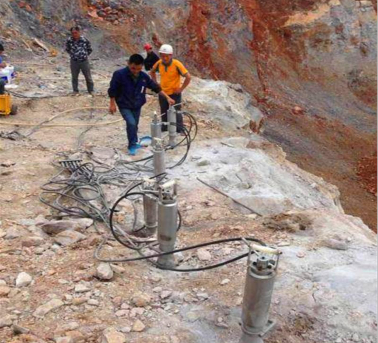 Divisor hidráulico de roca accionado por cuña para excavación de rocas, suministrado con mangueras de alta presión, acoplamientos de conexión rápida que genera división sin vibración