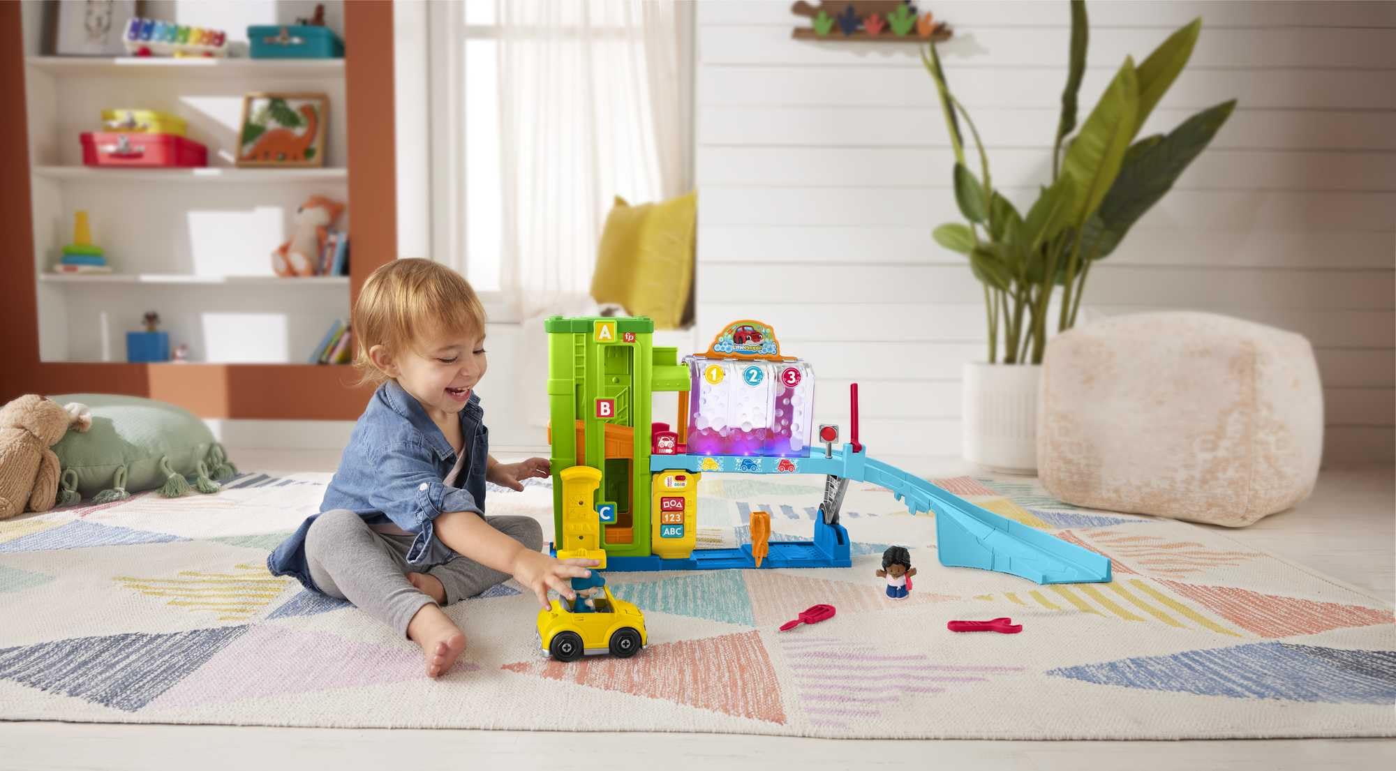 Fisher-Price Little People - Autolavaggio, playset interattivo con rampa per le auto, luci e musica, contenuti Smart Stages, versione multilingua, giocattolo per bambini, 1-5 anni, HYH57