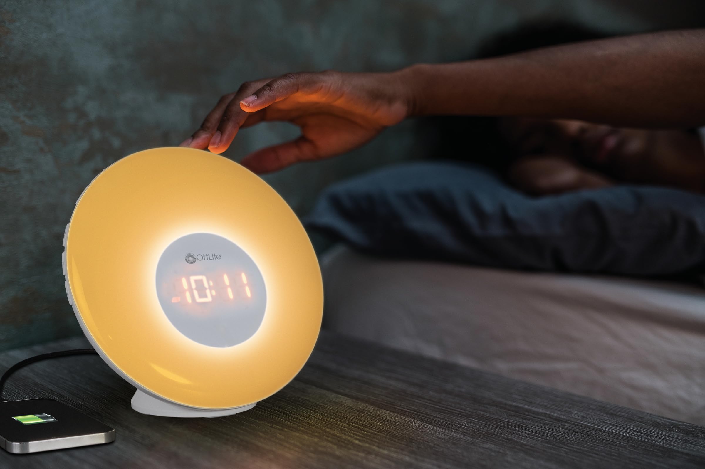 OttLite Aufwachlicht mit weißem Rausch-Soundgerät, Farbwechsel, Sonnenaufgangssimulation, 7 Weckgeräusche, Schlummerfunktion, intelligenter Wecker für schwere Schläfer, Sonnenlichtlampe mit