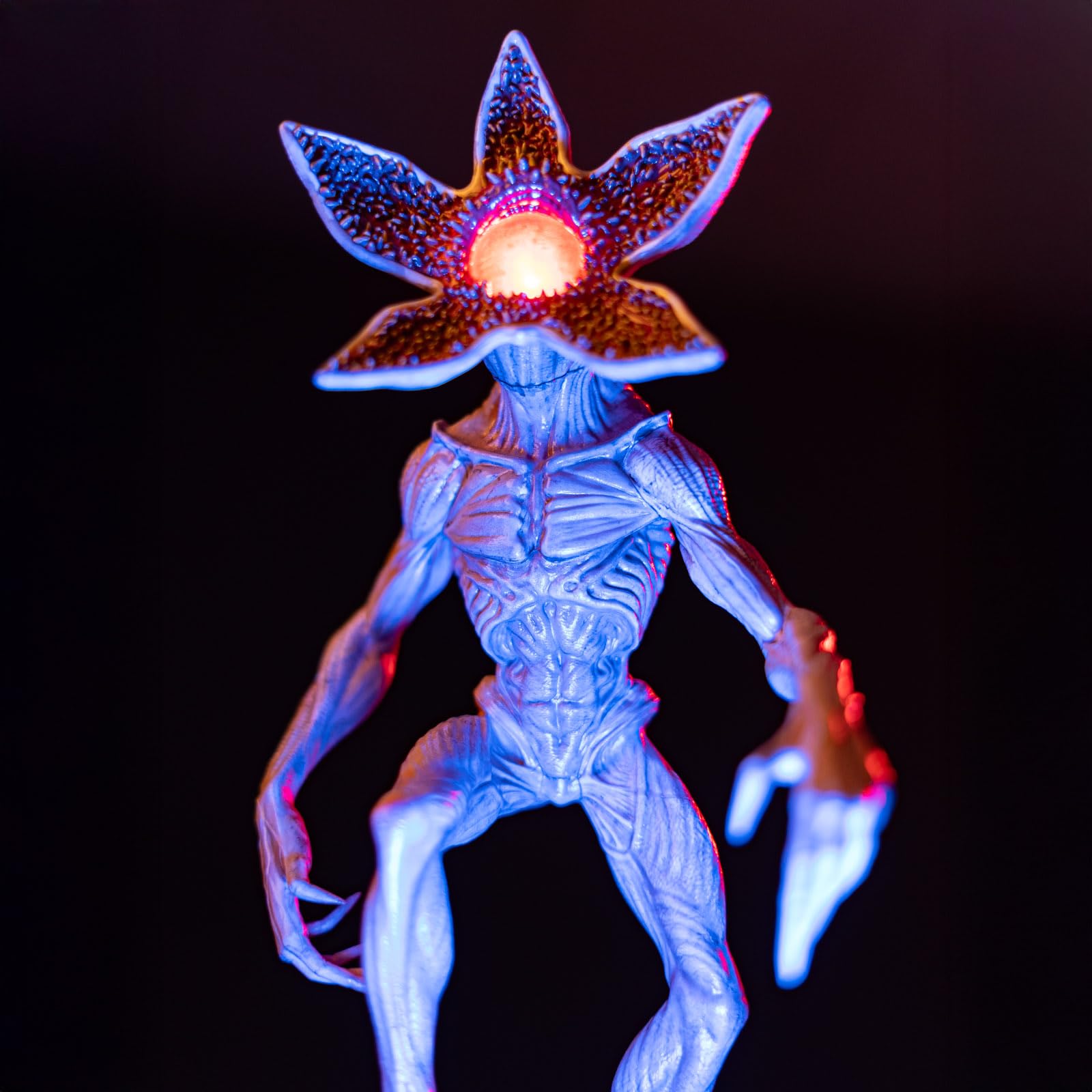 Lampada Stranger Things Demogorgone - Lampada da Scrivania Gaming e Comodino con Luce LED Rossa, Luce Notturna Stranger Things Ufficiale | Batteria Ricaricabile con Cavo USB-C (15 x 34 x 19 cm)