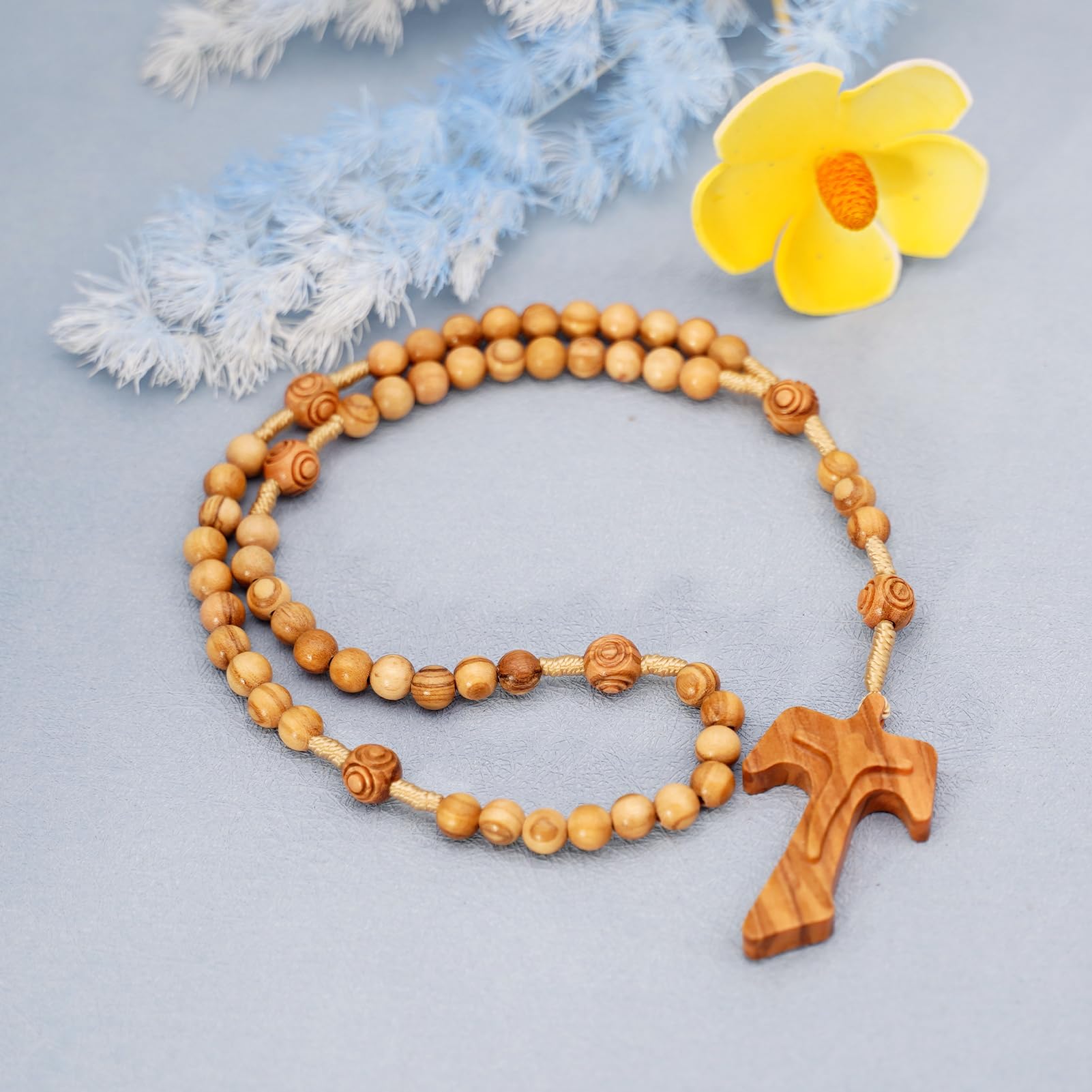 Różaniec z drewna oliwnego z wisiorkiem w kształcie krzyża tau, katolicki naszyjnik z koralików modlitewnych | Rzeźbione drewniane koraliki, wiązany sznurek, religijne oddanie chrzest bierzmowanie prezent
