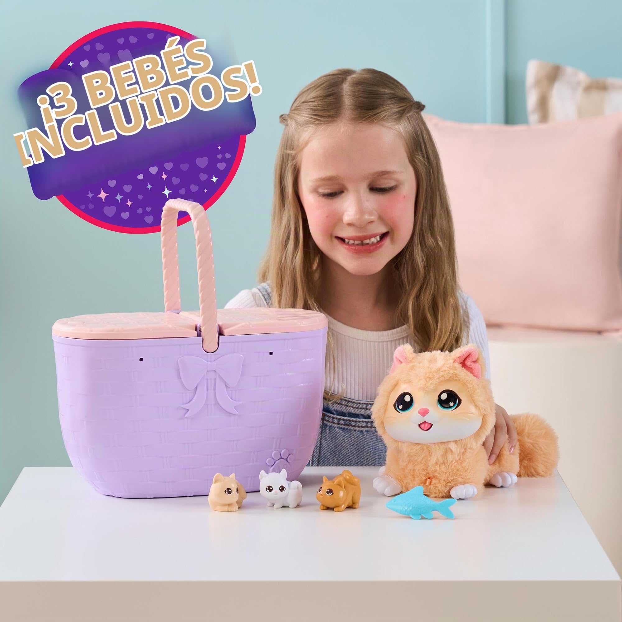 Little Live Pets Mama Surprise Kittens - Mamá interactiva con +15 Sonidos y reacciones - Mamá Tiene 3 bebés Sorpresa - Reacciona al Tacto - Come Pescado - Cesta de Transporte - A Partir de 4 años | Cesta portátil, accesorio de peces, 3 gatitos bebés y más