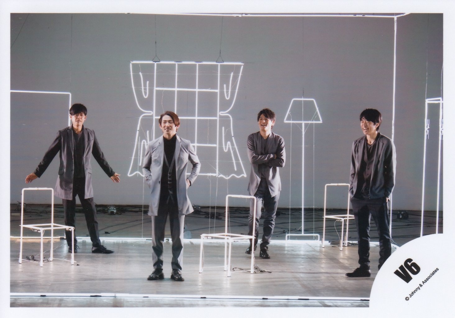 Amazon.co.jp: V6 公式生写真（集合）VA00092 : おもちゃ