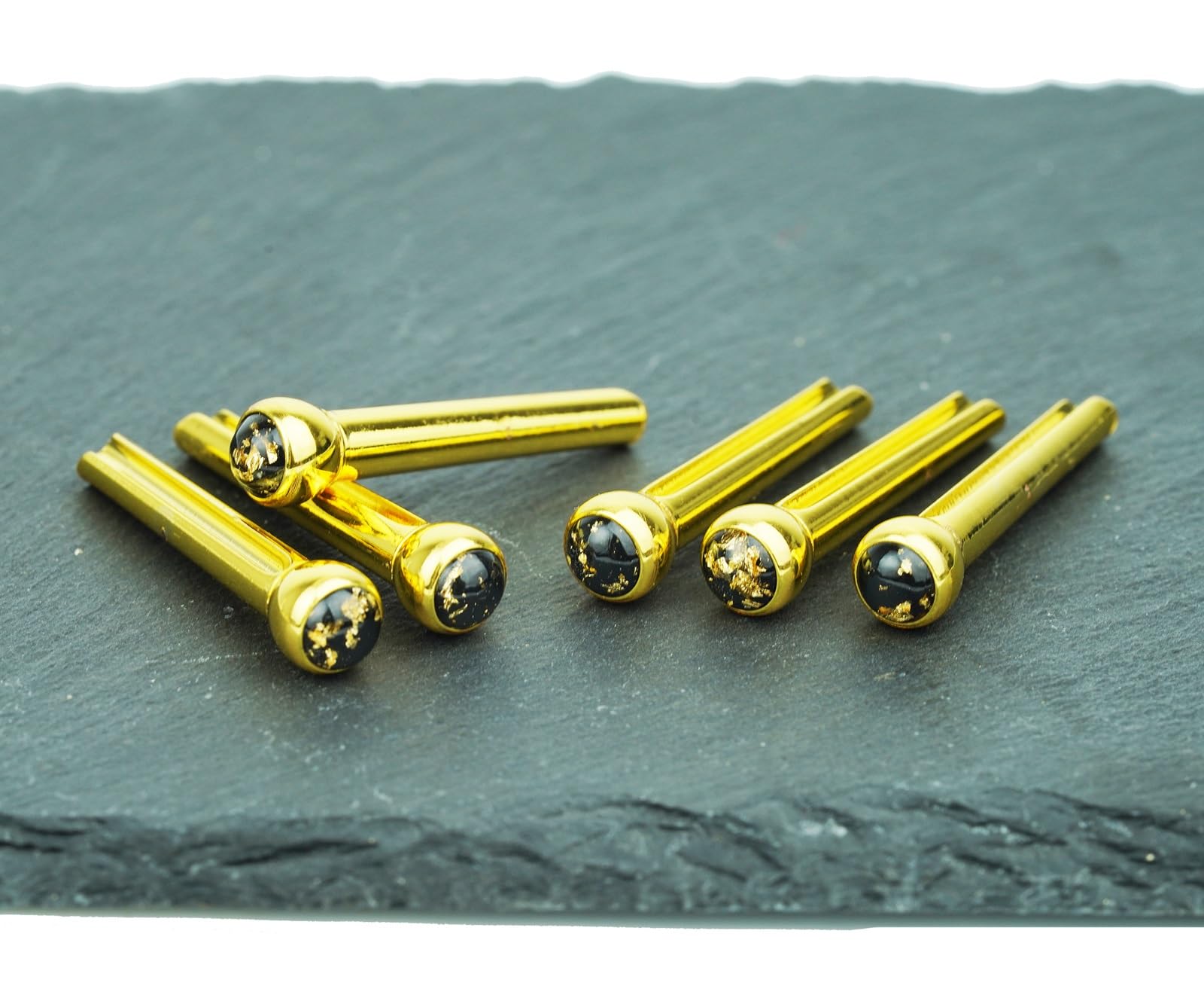 Guyker Gitarrenstegstifte, 6 Stück Messingstifte Endpin mit Goldfolienmuster für 6 Saiten Akustikgitarre Folk-Gitarren-Nagelklammern feste Kegel Ersatzteile 1 Set (GX-002)