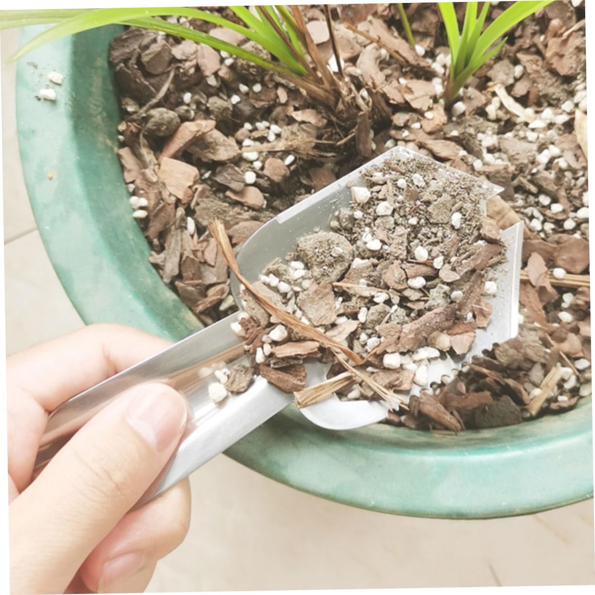 Gardening Tool Multi-Function Steel Shovel for Soil Digging Planting and Weeding and Potted Plants