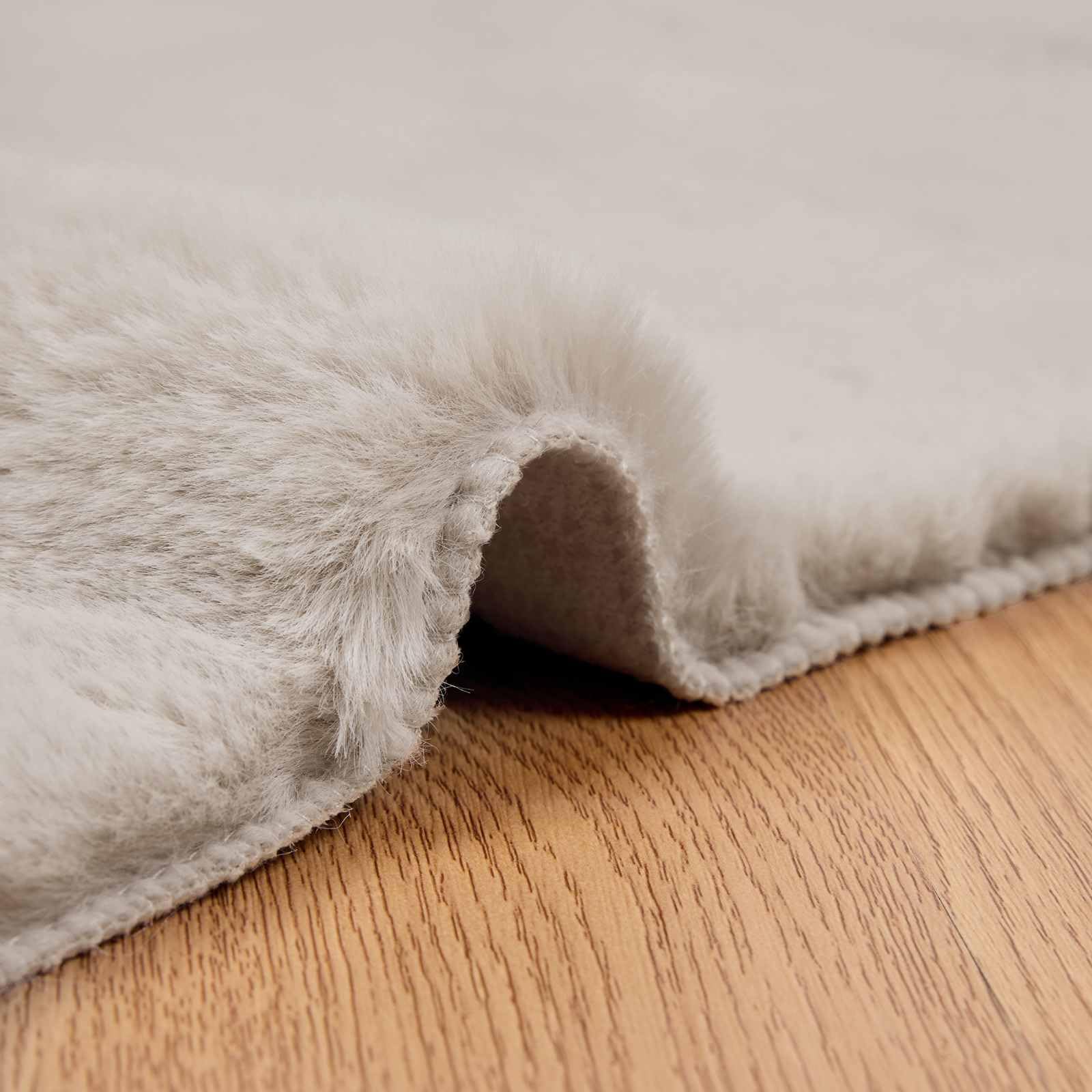 Kunstfellteppich 100x200 cm OLITE, Rutschfester Teppich in Beige, Weicher Webpelz-Teppich, Kunstkaninchenfell-Optik, Flauschige Wohndeko für Wohnzimmer Schlafzimmer