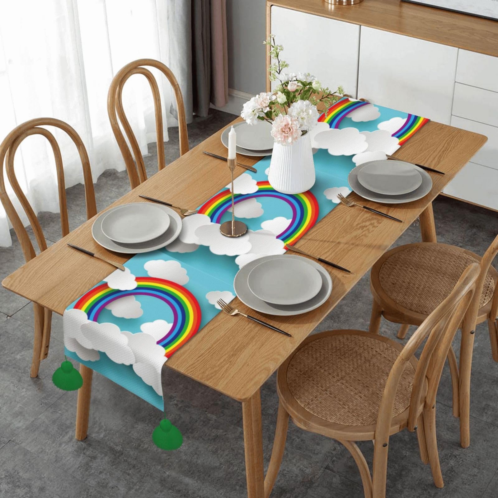Chemin de table nuages et arc-en-ciel pour une décoration festive de Noël