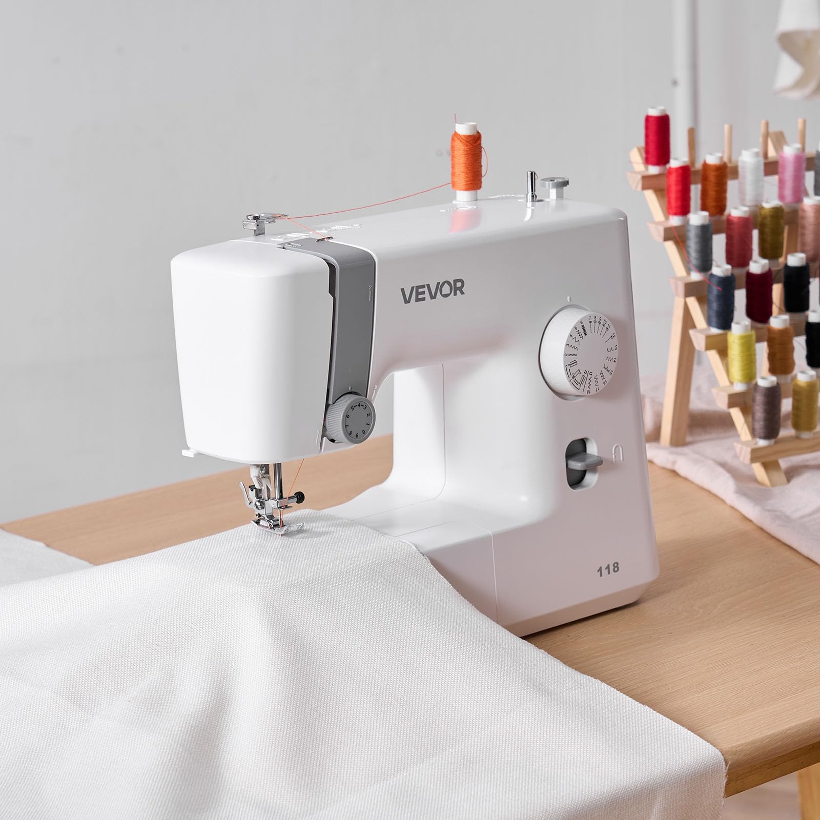 VEVOR Macchina da Cucire Computerizzata con 18 Applicazioni di Punti, Schermo LED Pedale, Robusta Struttura in Metallo, Macchina da Cucire Frequenza 700 Punti/min per Lavori Artigianali, Bianco