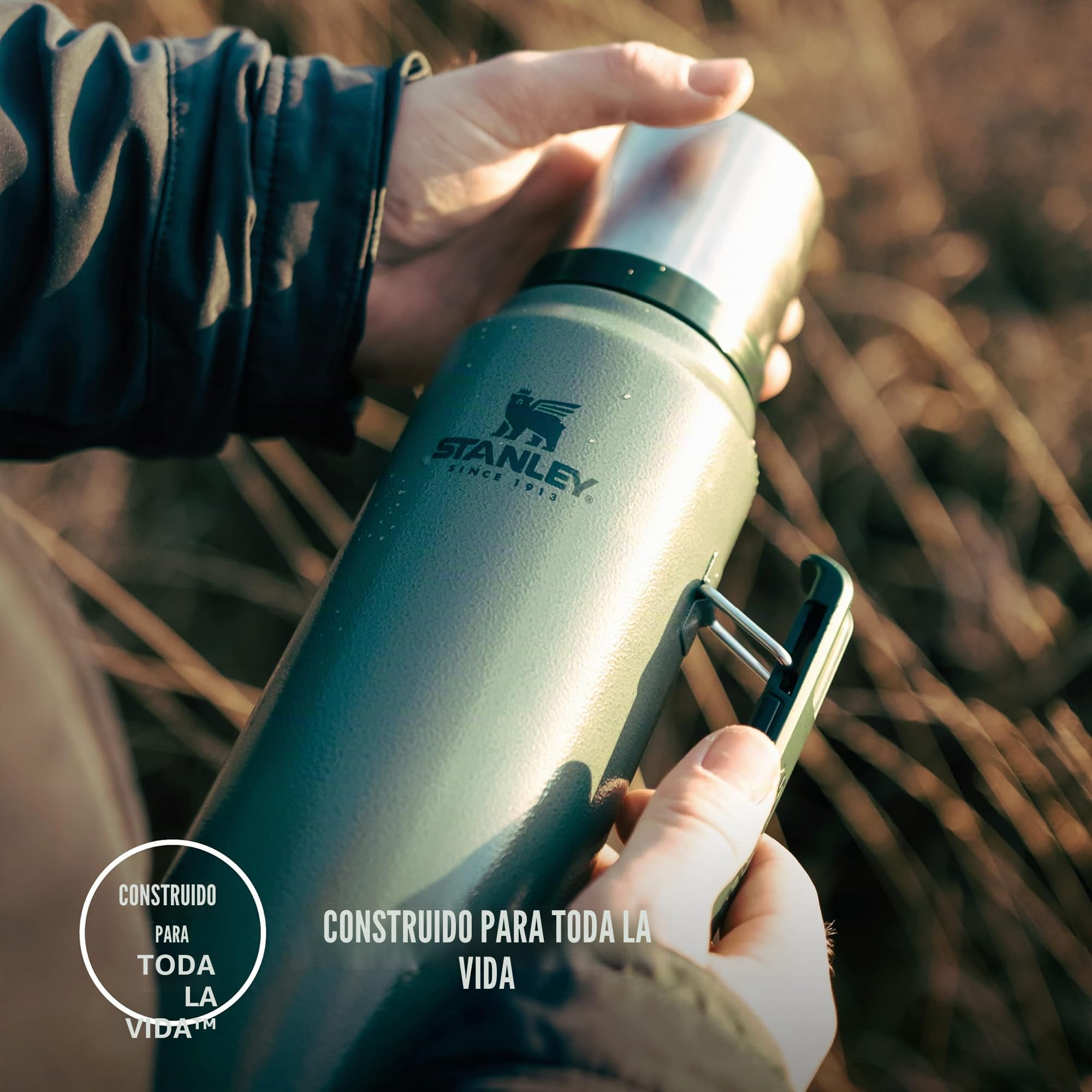 Stanley Classic Legendary Botella Termica 1 Litro - Mantiene Frío o Calor 24 Horas - Termo Cafe - Cantimplora Acero Inoxidable - Sin BPA - Apto Para Lavavajillas - Hammertone Green